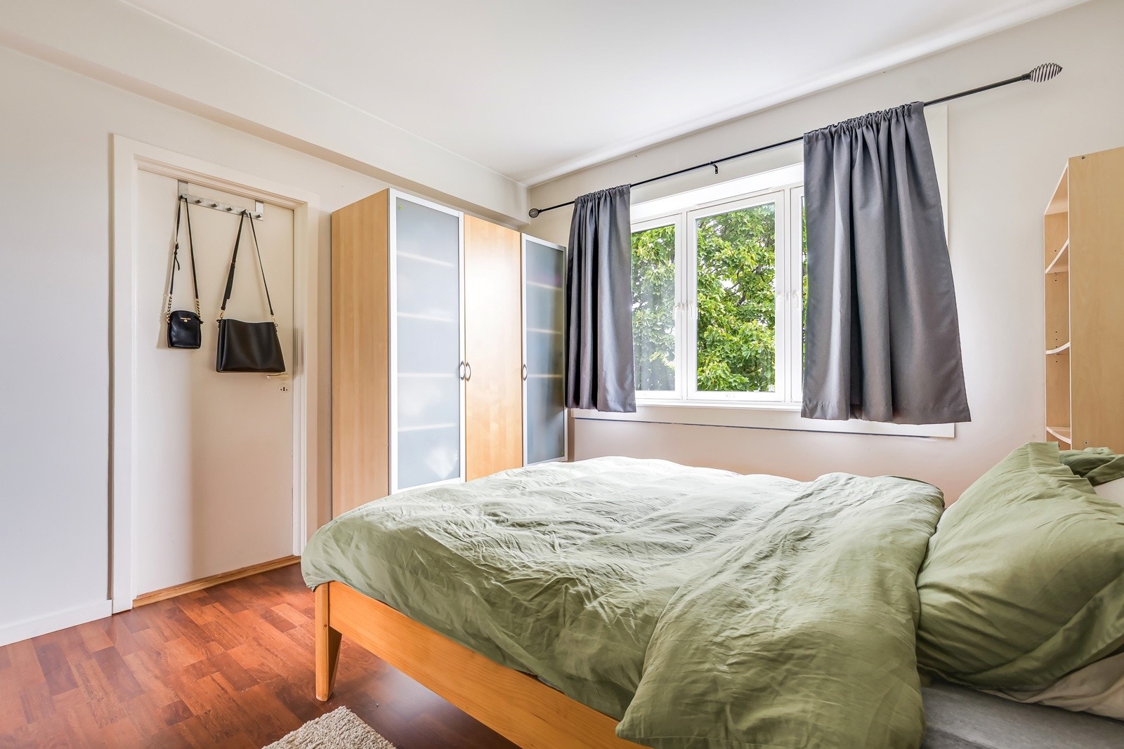 Praktiske garderobeskap - medfølger i handelen - og gir rikelig med oppbevaringsplass til klær og det du ellers trenger å gjemme bort for et ryddig soveromsmiljø. Galleribilde