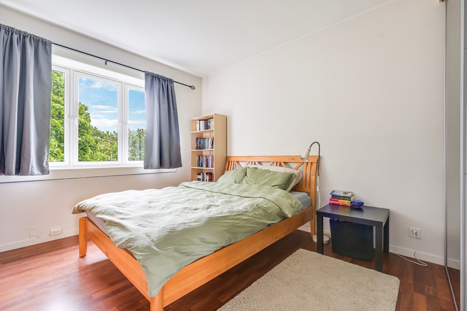 Leiligheten har et lyst og romslig hovedsoverom med stor vindusflate (fra 2016) vendt inn mot fredelige og hyggelige fellesarealer. Galleribilde