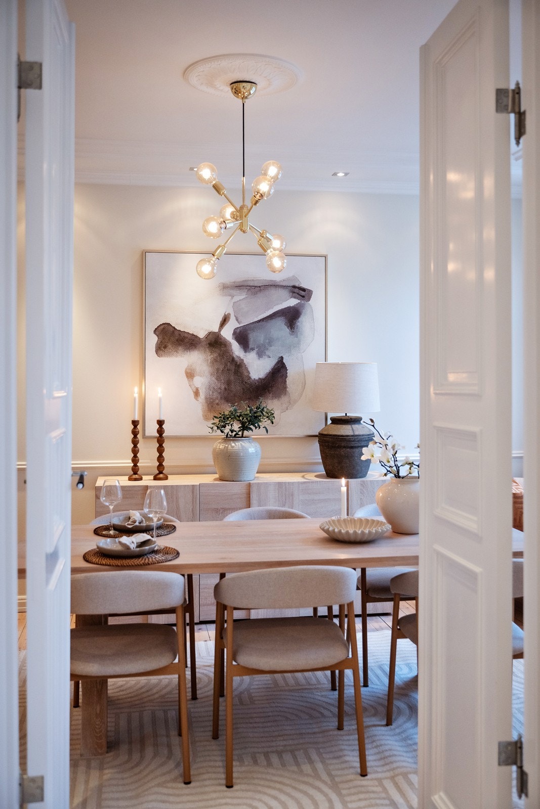 Fint samspill mellom stuen og spisestuen, enkel adkomst fra kjøkkenet også. Galleribilde