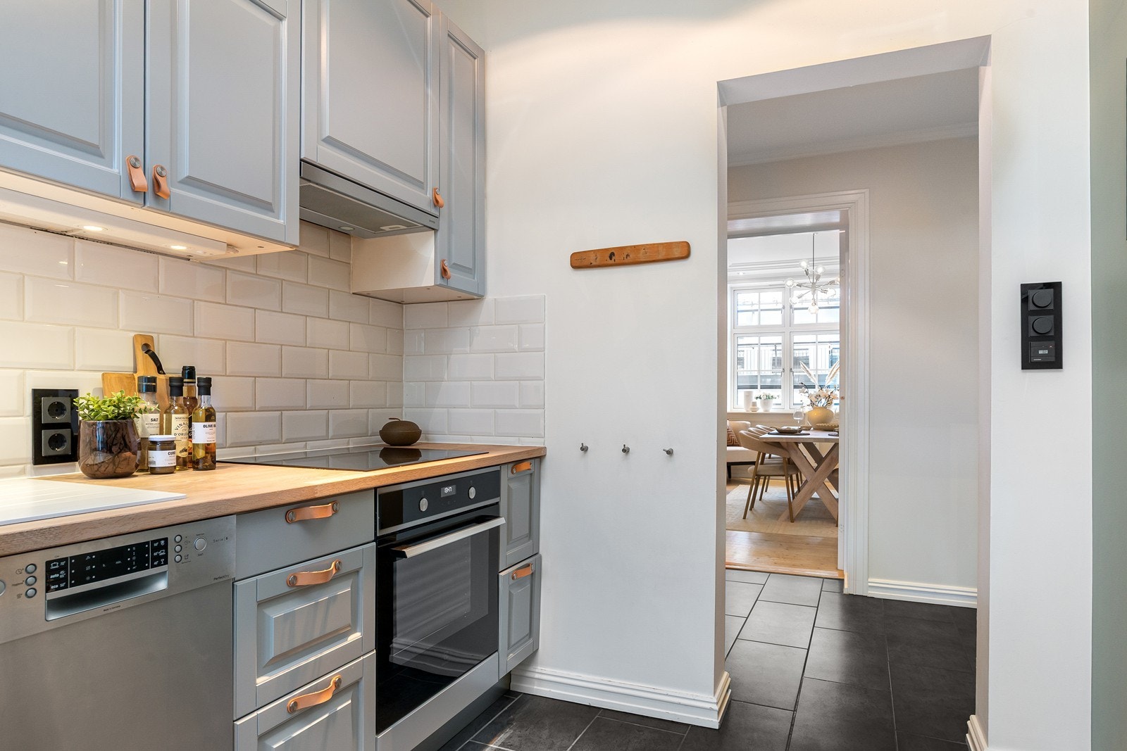 Fint flyt mellom kjøkkenet og spisestuen, se alternative planløsninger om man ønsker en åpen stue/kjøkken løsning. Galleribilde