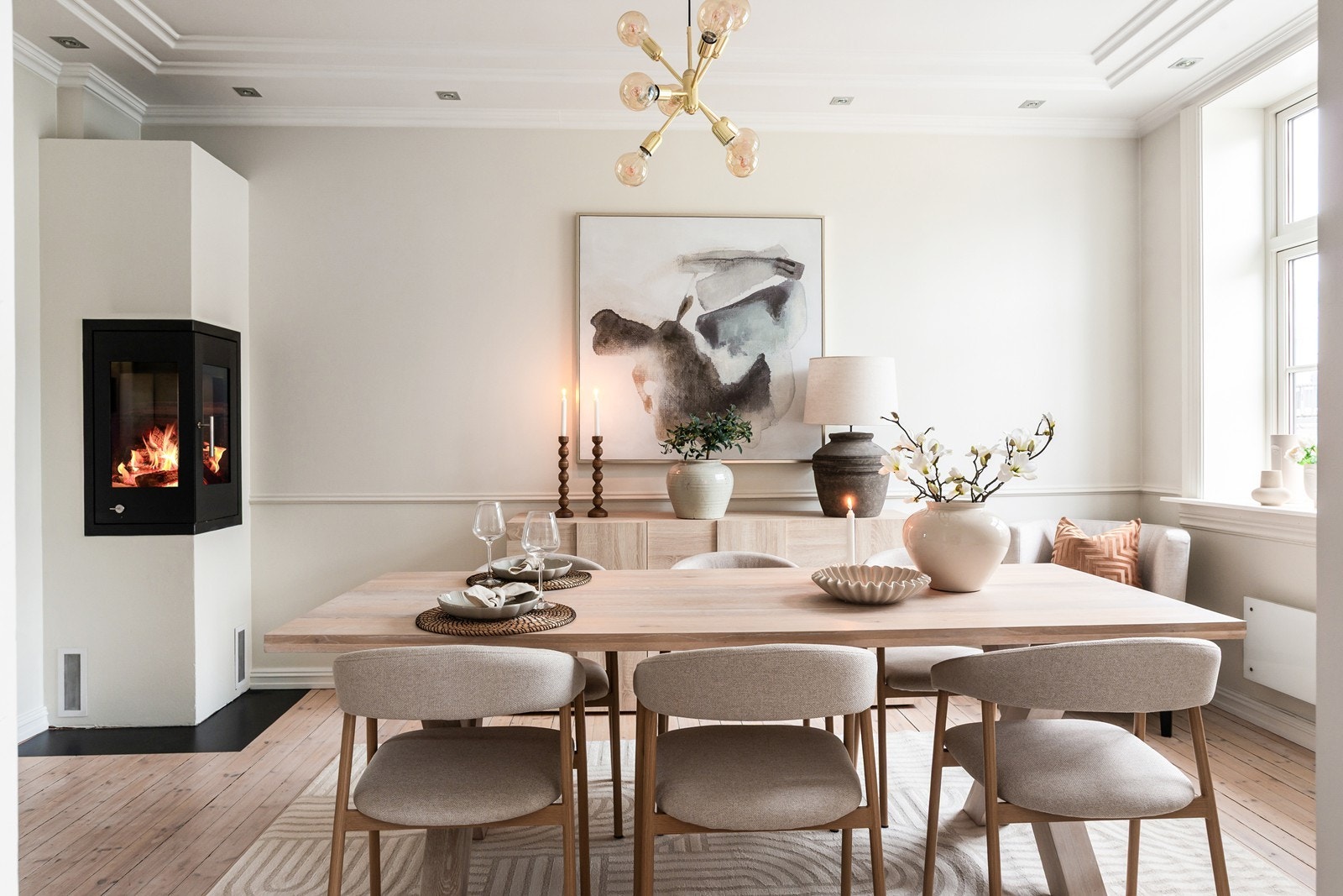 Innbydende spisestue med moderne peis og god plass til stort spisebord. Galleribilde