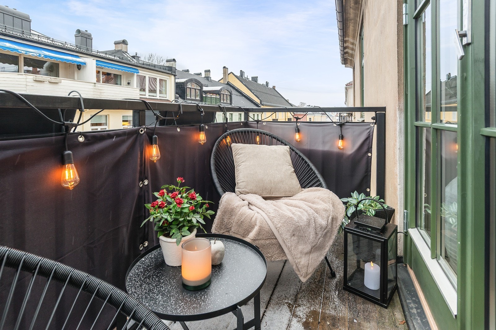 Solrik balkong på 3kvm med utgang fra stuen - Balkongen har fint plass til sittegruppe og grill, vender mot rolig, enveiskjørt miljøgate. Galleribilde