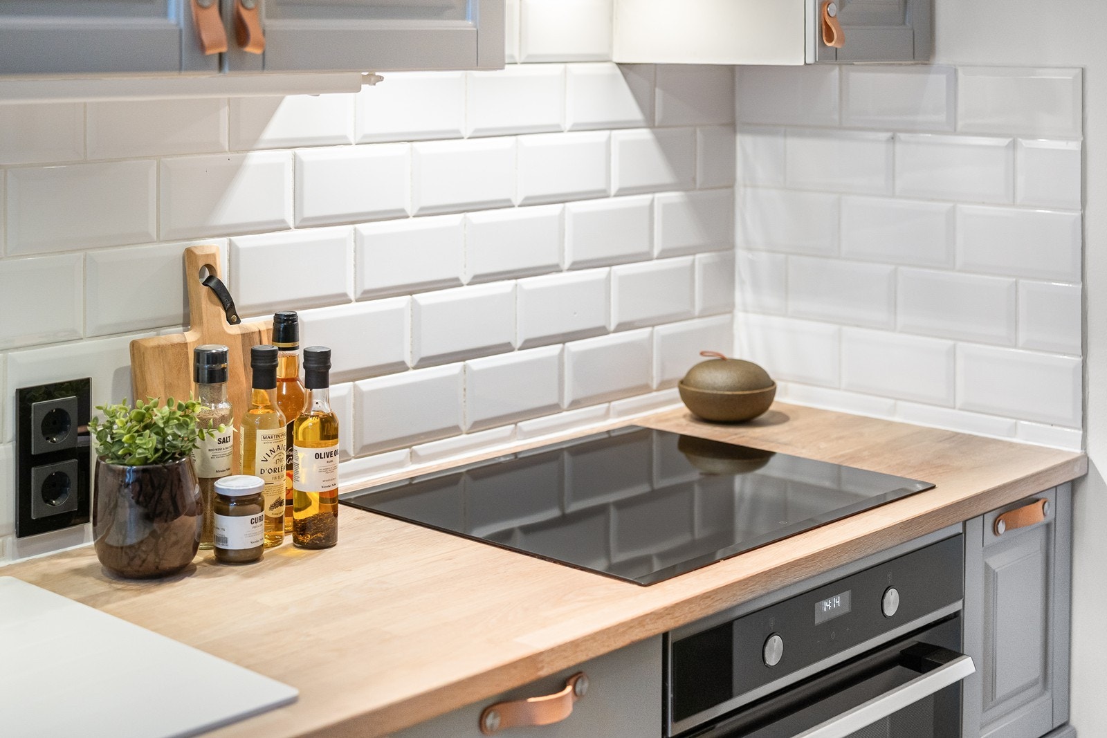 Det er integrert stekovn og platetopp. Kullfiltervifte over stekesonen. Galleribilde