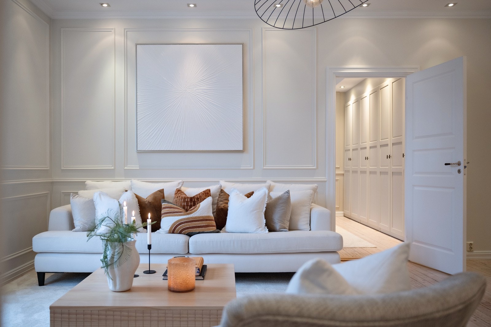 Legg godt merke til veggpanel, delvis nedfelt himling med downlights, skjult el-anlegg og lekkert originalt tregulv. Galleribilde