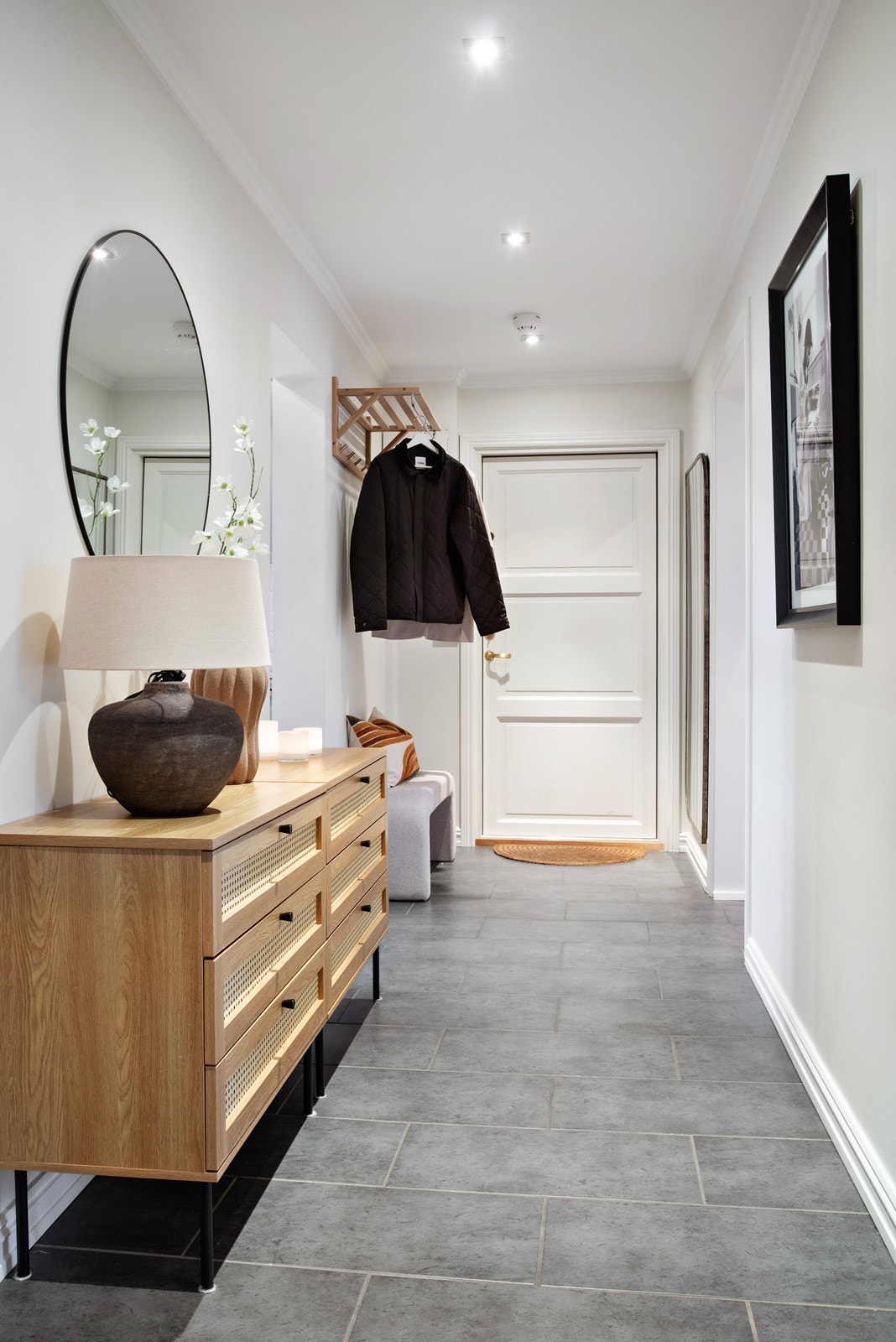 Innbyende entre med god plass til garderobeløsninger og adkomst til alle rom. Galleribilde