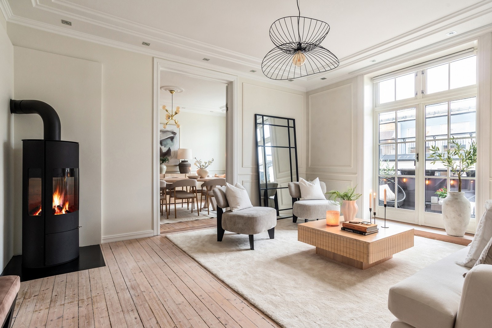 Stor og romslig stue med gjennomførte detaljer, en perfekt blanding av klassiske og moderne detaljer. Galleribilde