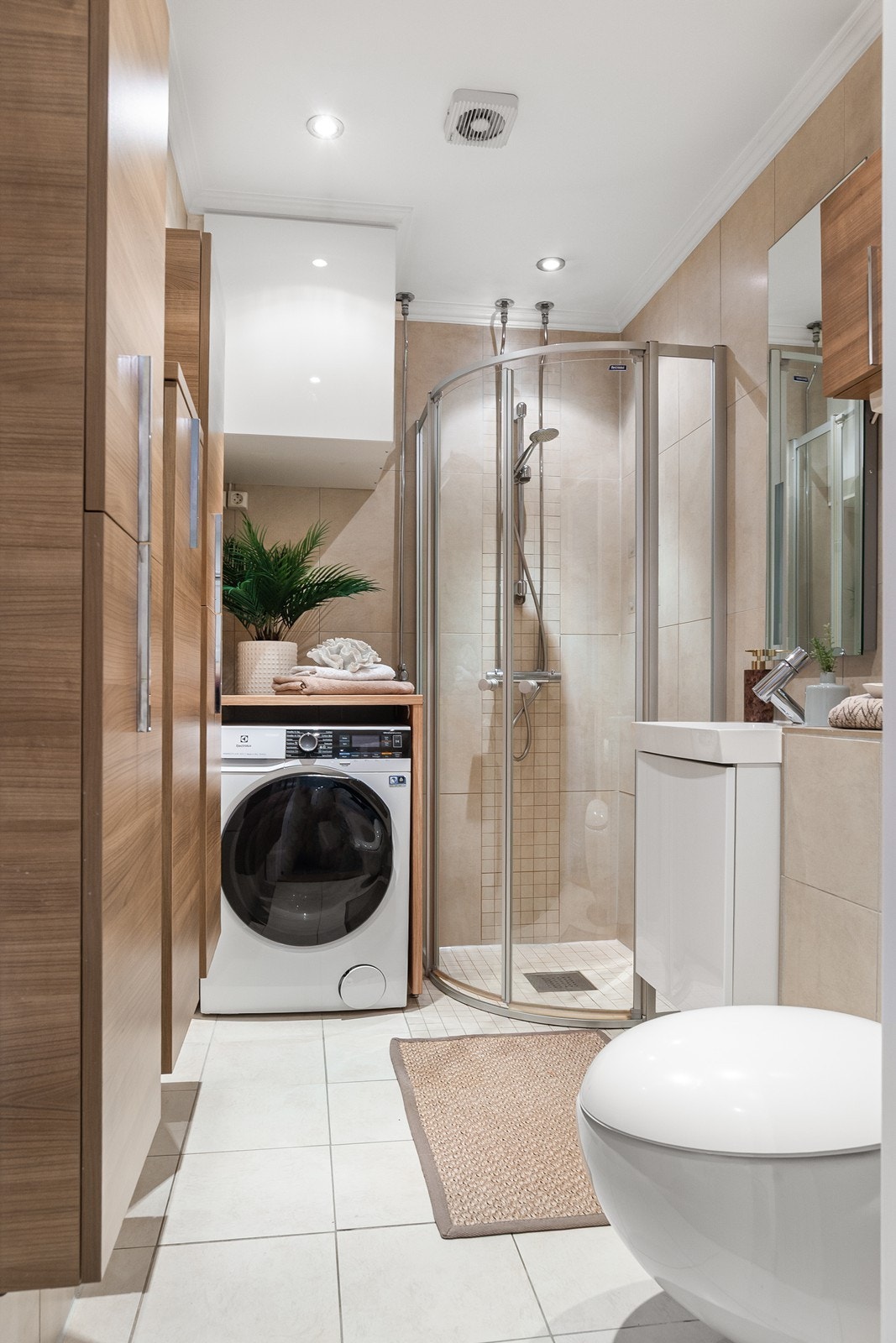 Pent flislagt bad med dusjnisje, vegghengt wc, opplegg for vaskemaskin/tørketrommel og godt med skapplass. Galleribilde