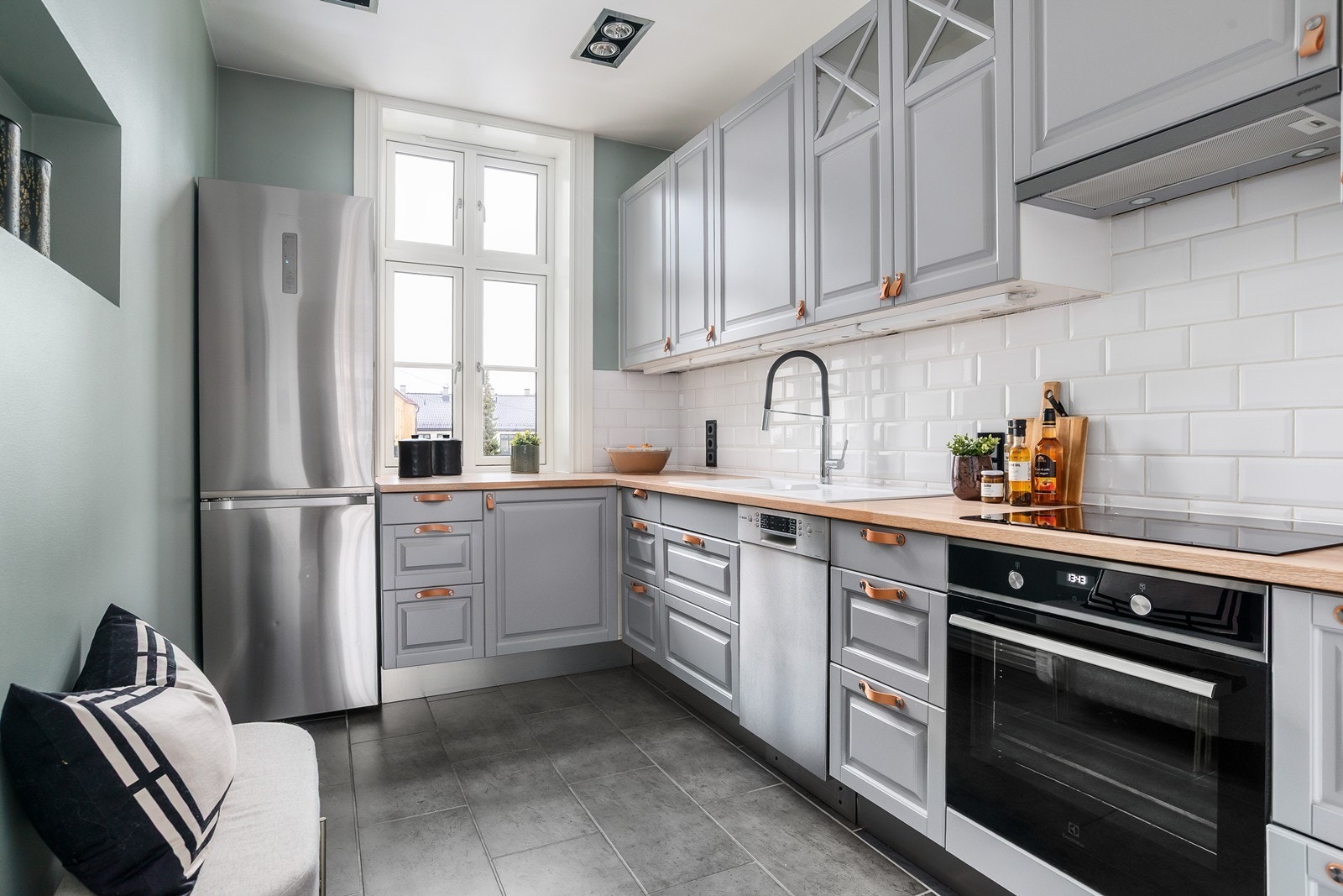 Pent, klassisk kjøkken fra 2017-20 med profilerte fronter og heltre benkeplate av eik. Galleribilde