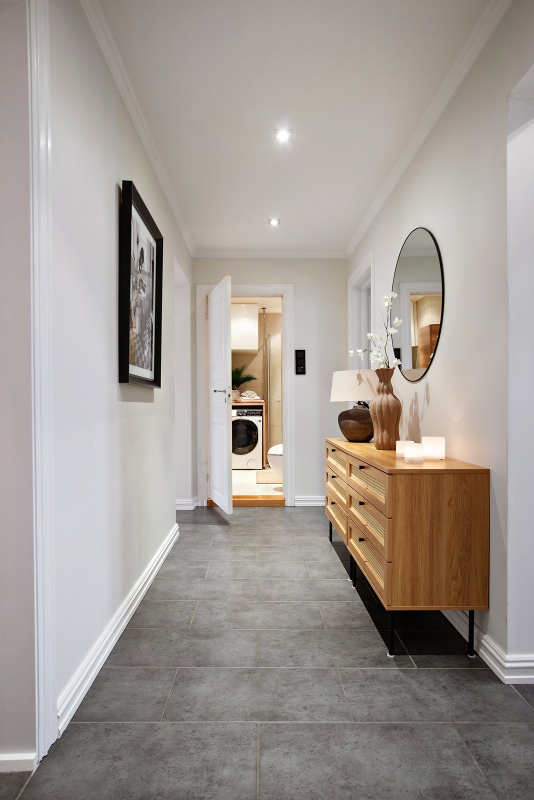 Romslig, flislagt entré med herlig gulvvarme og downlights. Galleribilde