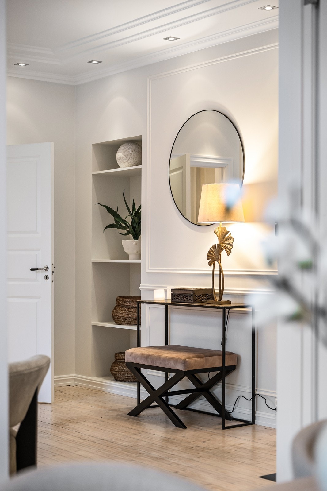 Flott plassbygd hylle i stuen, som skaper en eksklusiv følelse. Galleribilde