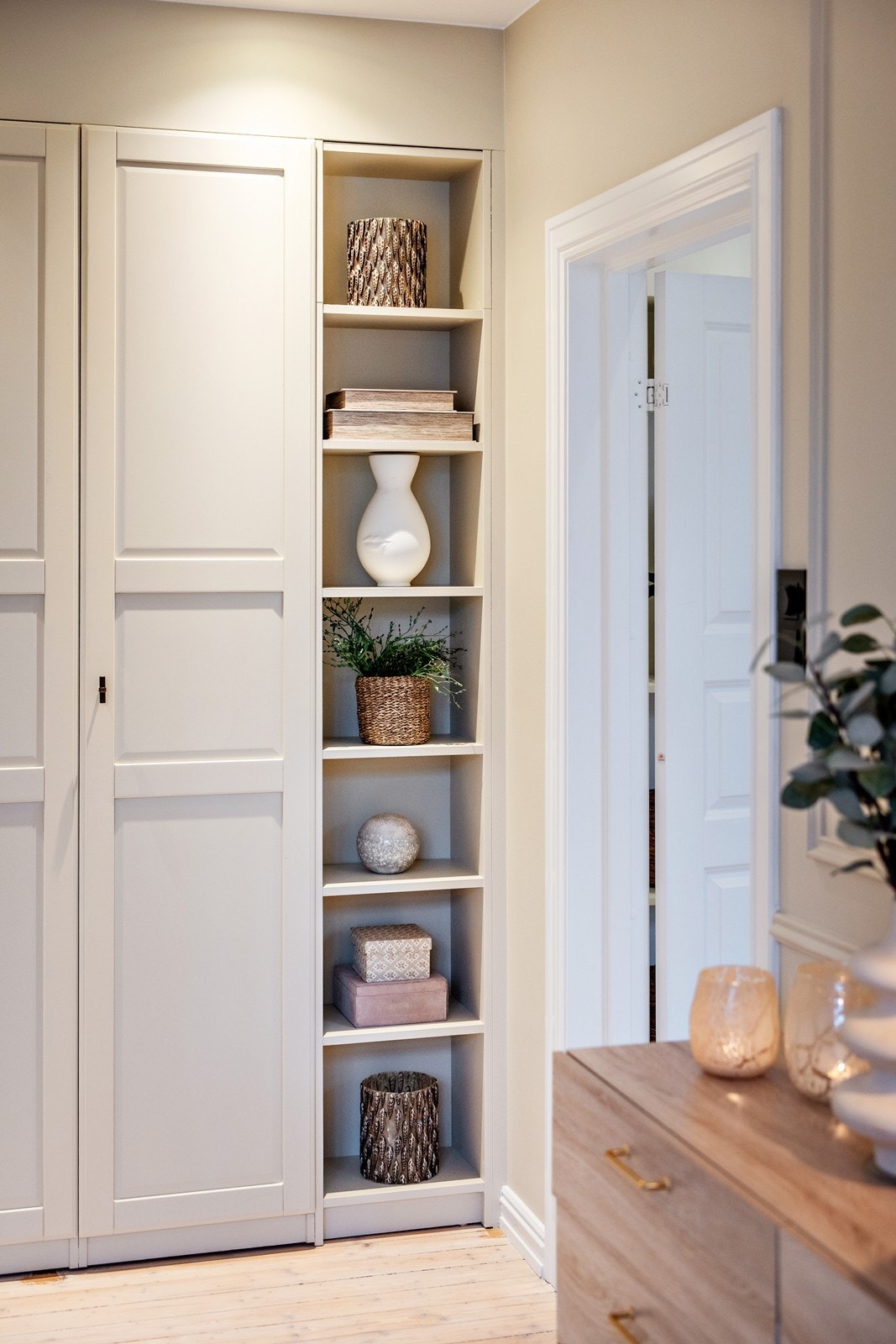 Stor og herlig garderobeløsning med hyller. Galleribilde