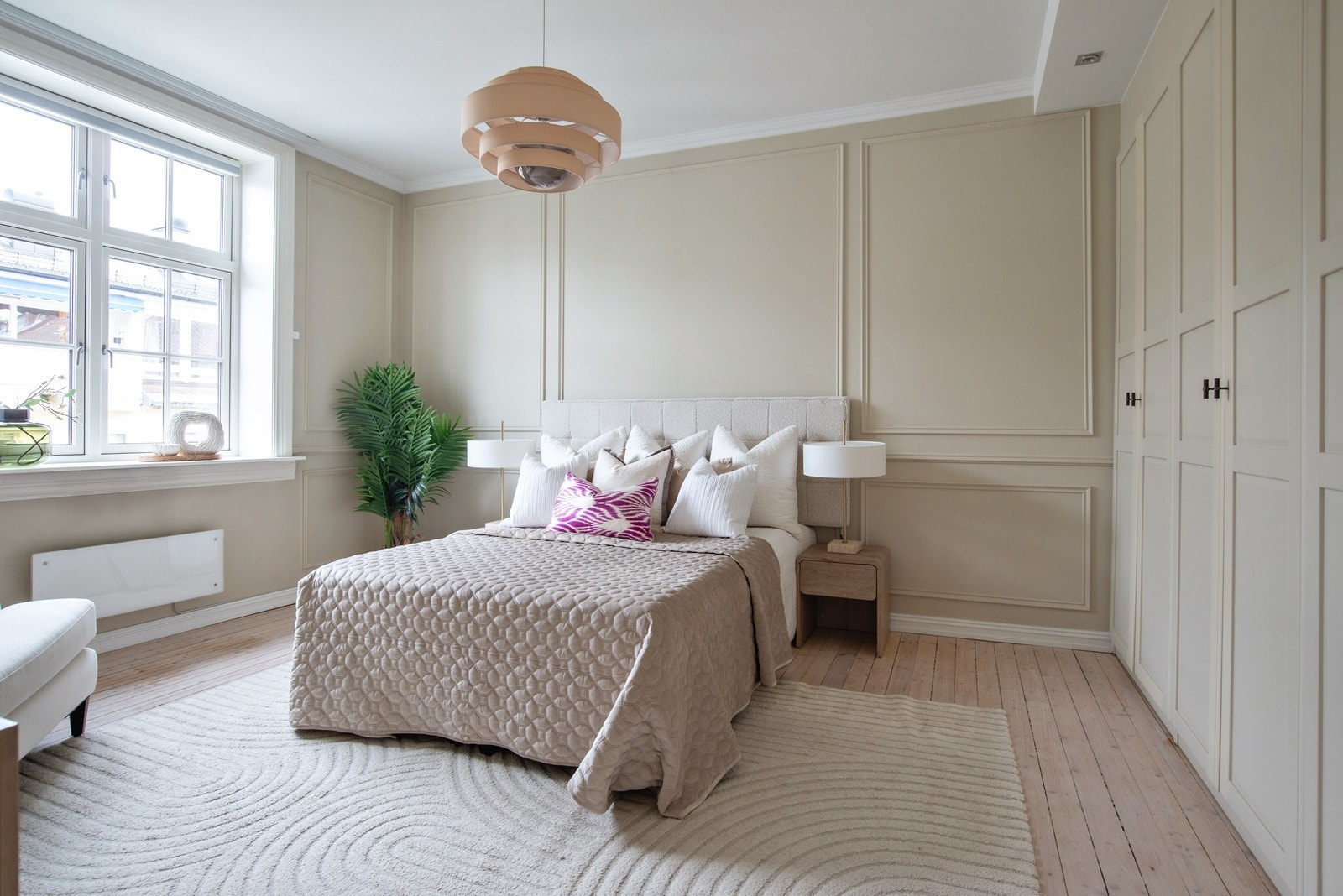 Hovedsoverommet er svært romslig, med god plass til dobbeltseng, tilhørende møblement, stor garderobeløsning og er vendt mot rolig enveiskjørt miljøgate. Galleribilde