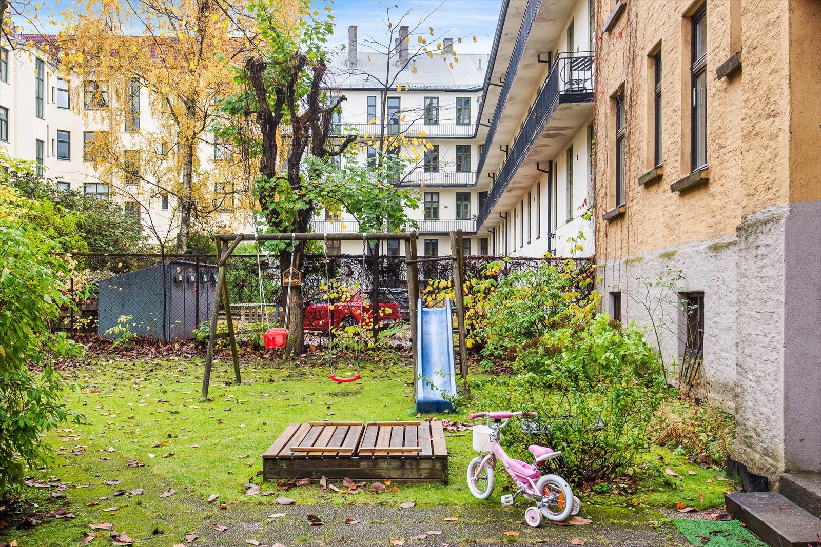 Hyggelig og velholdt bakgård på sommertid. Galleribilde