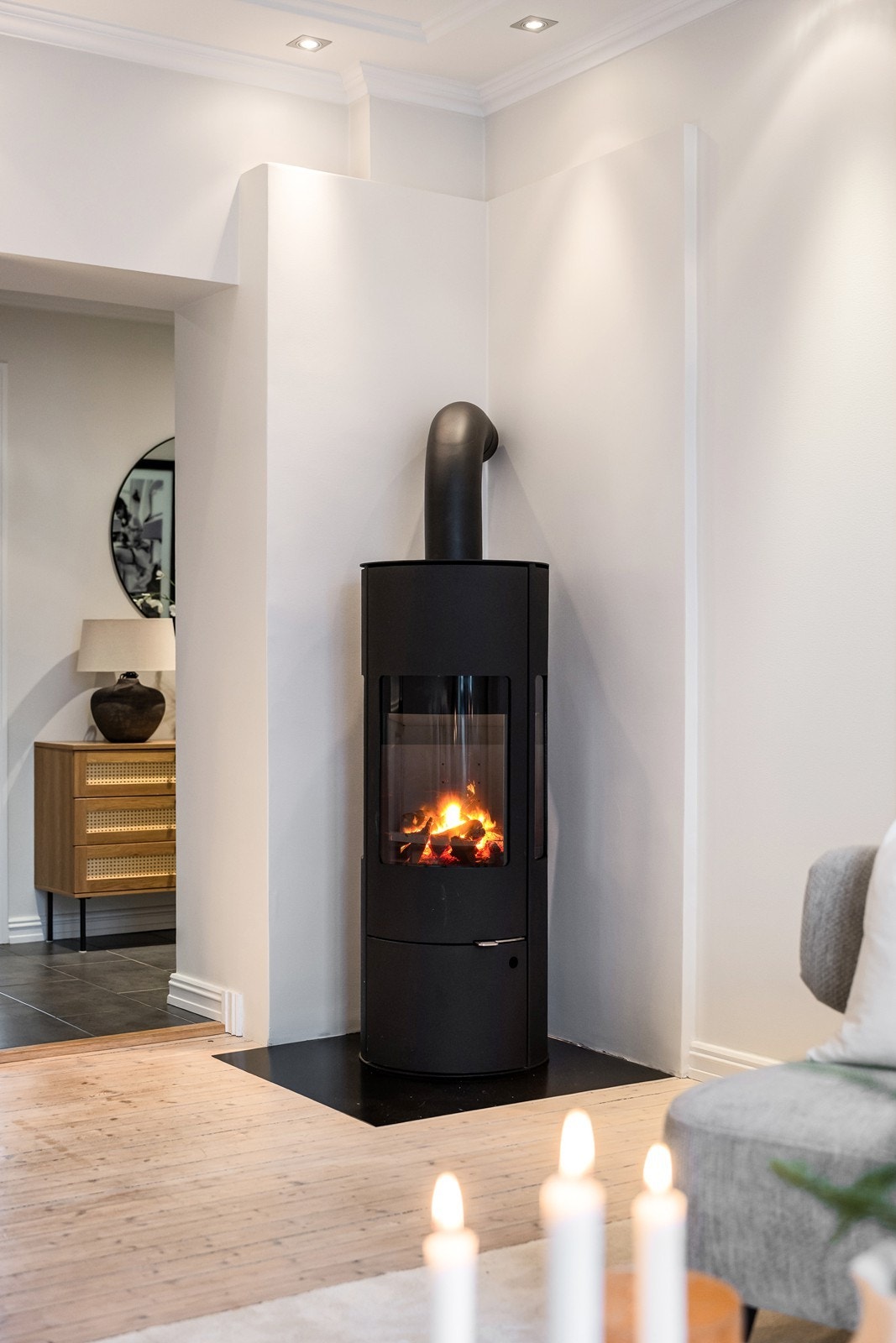 Stilren vedovn som gir rikelig med varme og skaper en god atmosfære. Pipeløpet ble rehabilitert i regi av sameiet 2023 og peis fra 2024. Galleribilde