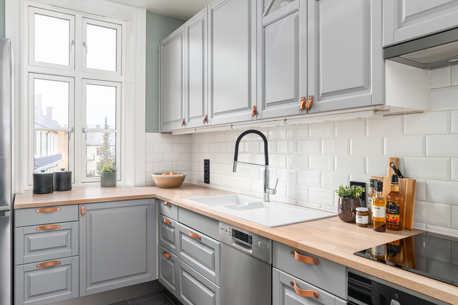 Pent og separat kjøkken oppgradert i 2017/20. Kjøkkenet har rikelig med benke og skapplass, integrerte og frittstående hvitevarer, flislagt gulv med varme. Galleribilde