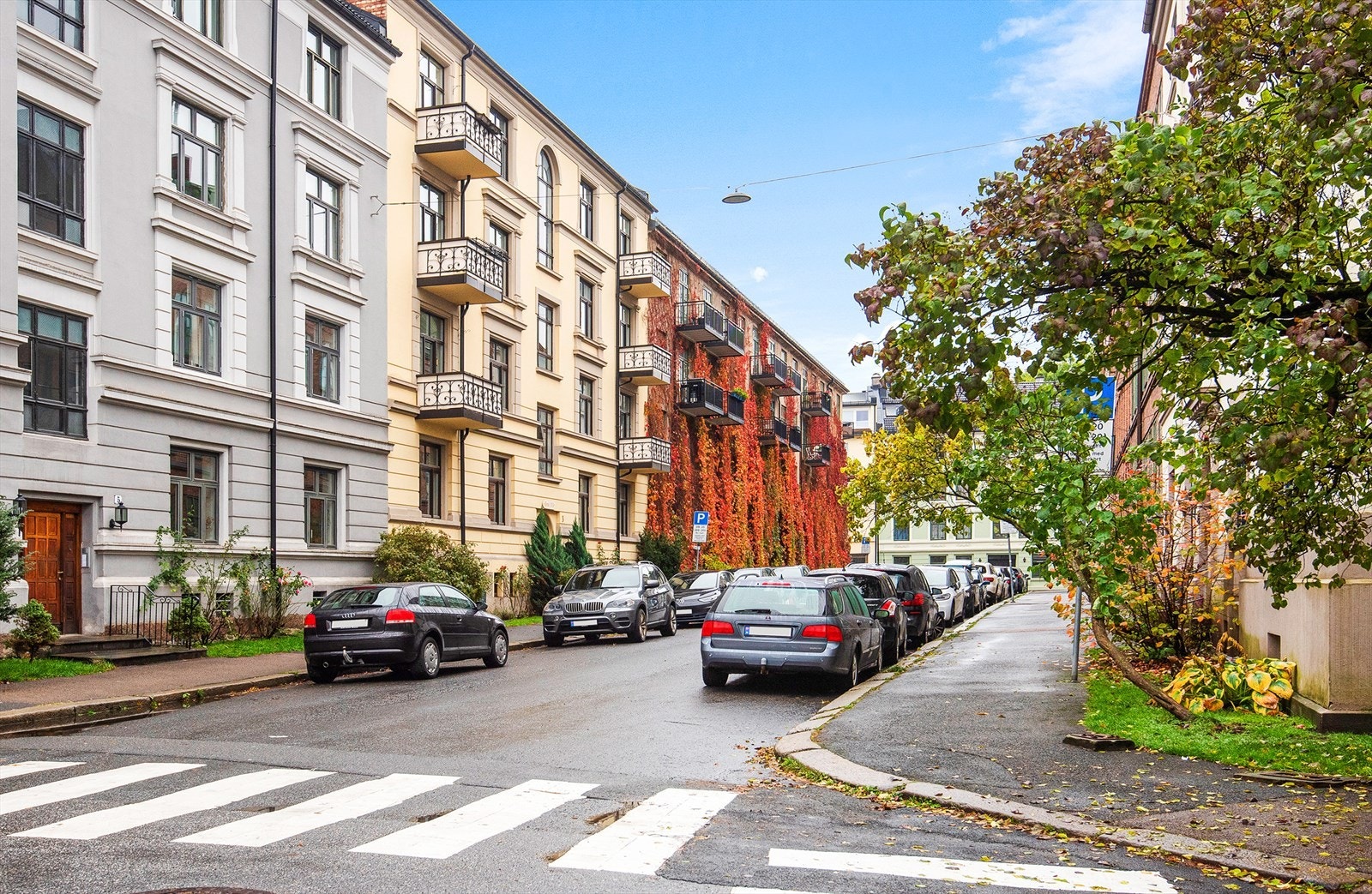 Fasaden til Åsaveien 1D - Majorstuen er et av Oslos mest populære og veletablerte områder, kjent for sitt urbane preg kombinert med grønne parker og rolige boligstrøk. Her bor du med kort vei til kollektivtransport, caféer og og restauranter. Galleribilde