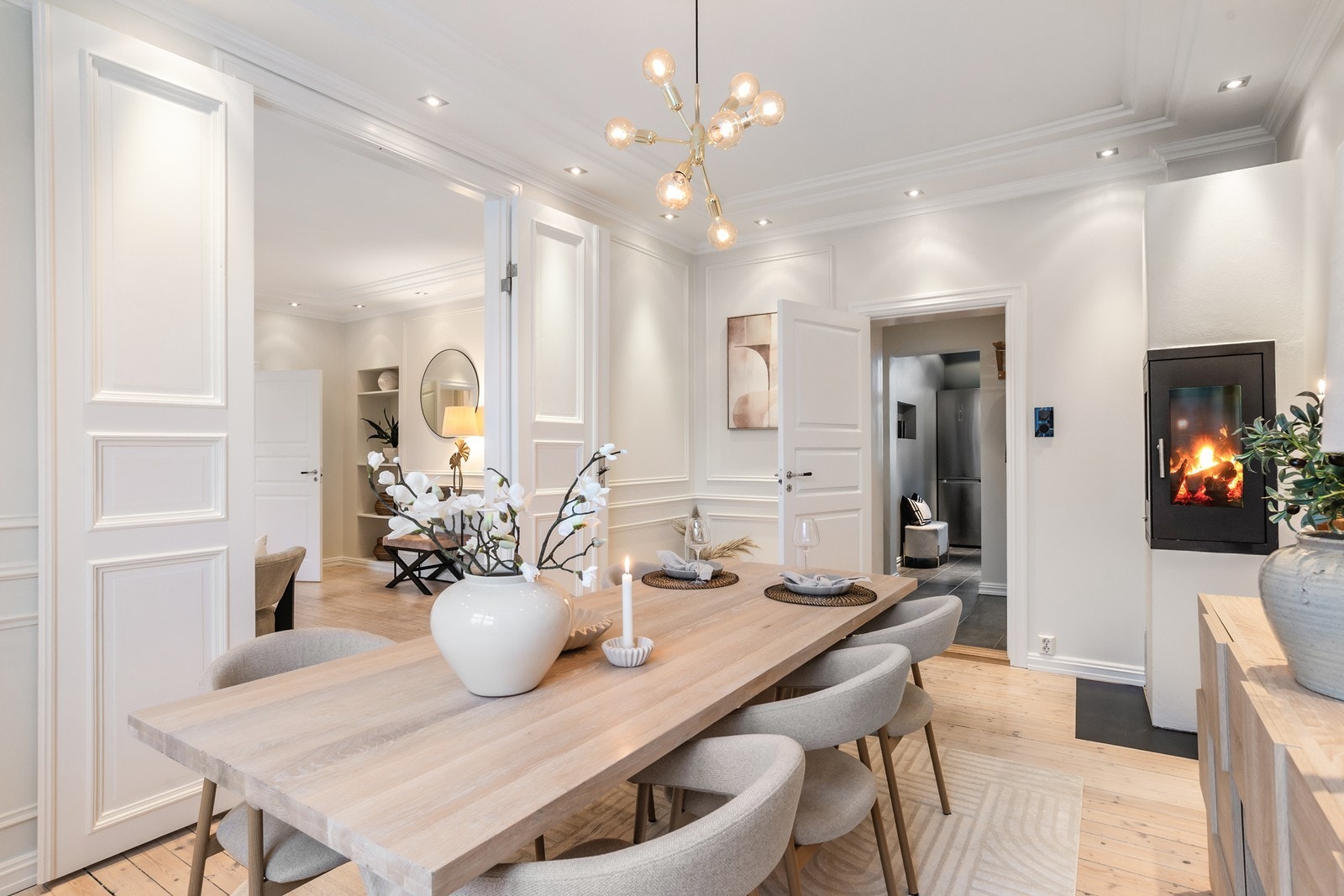 Kjøkkenet ligger på motsatt side av gangen fra spisestuen - Se planløsning for alternative løsninger om du ønsker å flytte kjøkkenet. Galleribilde