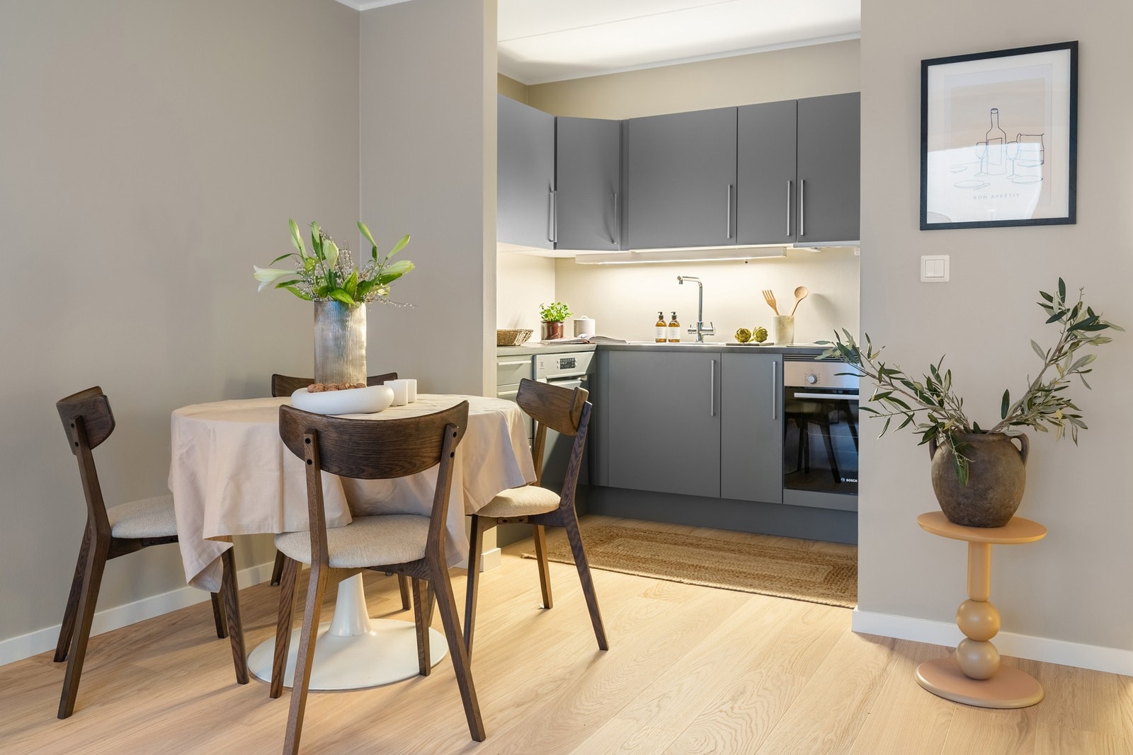 Stuen/kjøkken har ny 1-stavs eikeparkett og nymalte overflater i 2025 Galleribilde