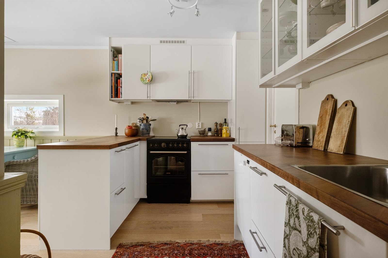 Her er det godt med skuffer, skap- og benkeplass. Galleribilde