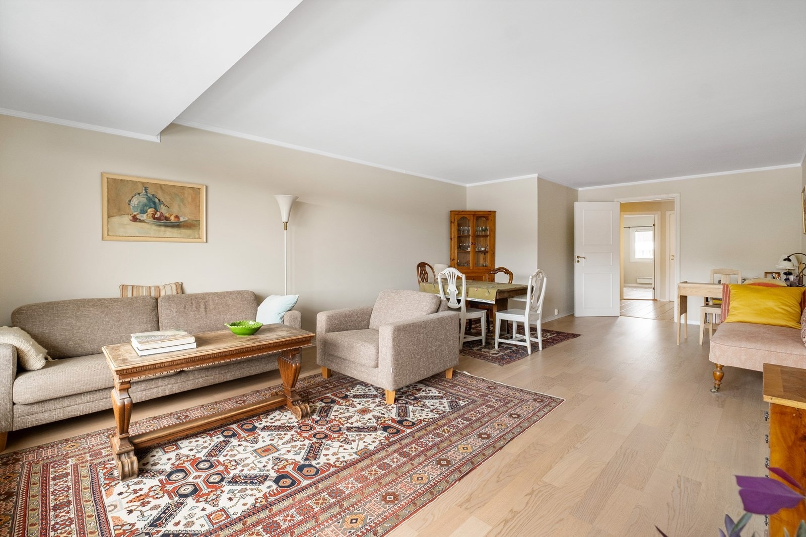 God plass til stor sofagruppe, stuebord og tilhørende møblement. Galleribilde