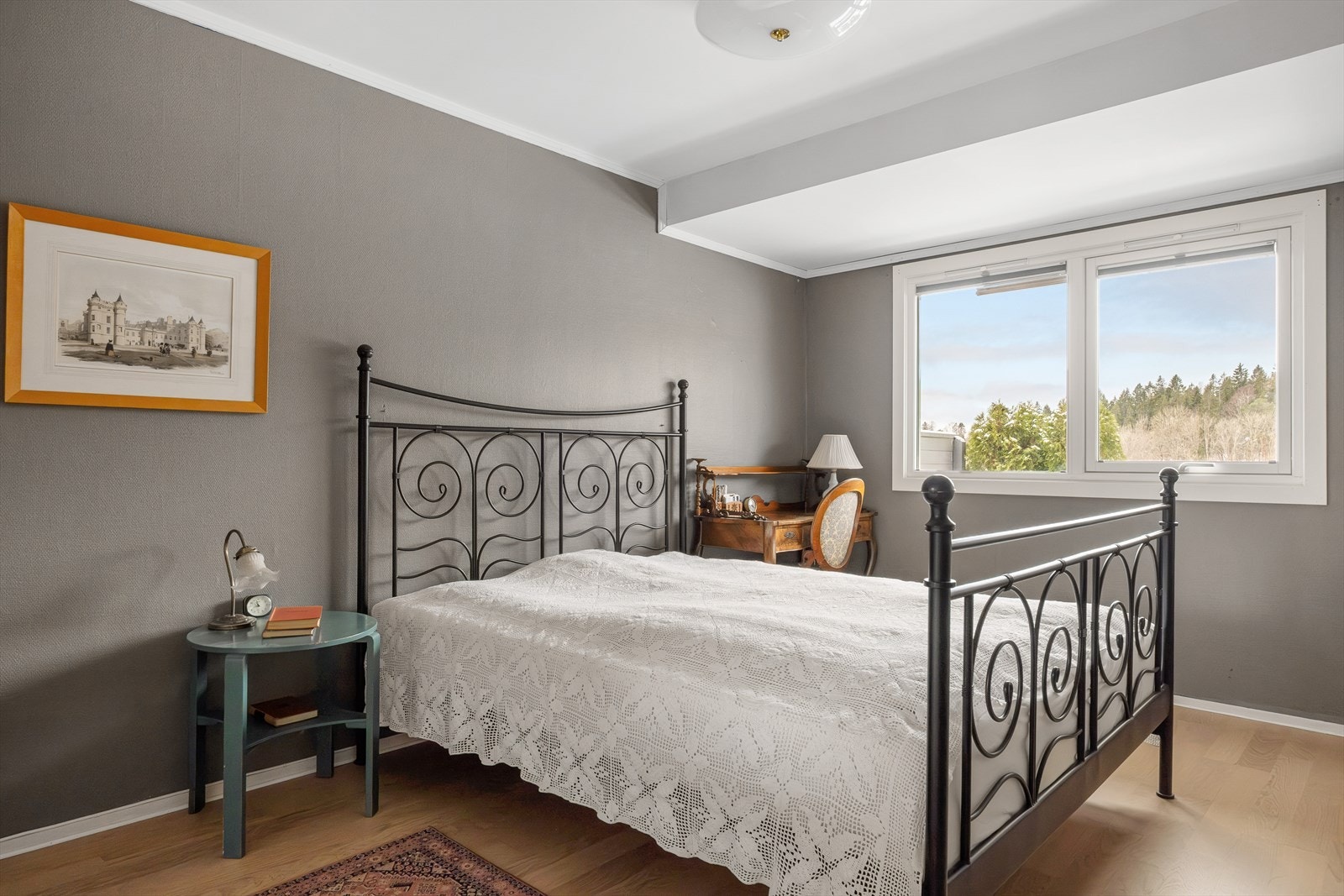 Soverommet har plass til dobbeltseng, nattbord og skrivebord. Galleribilde