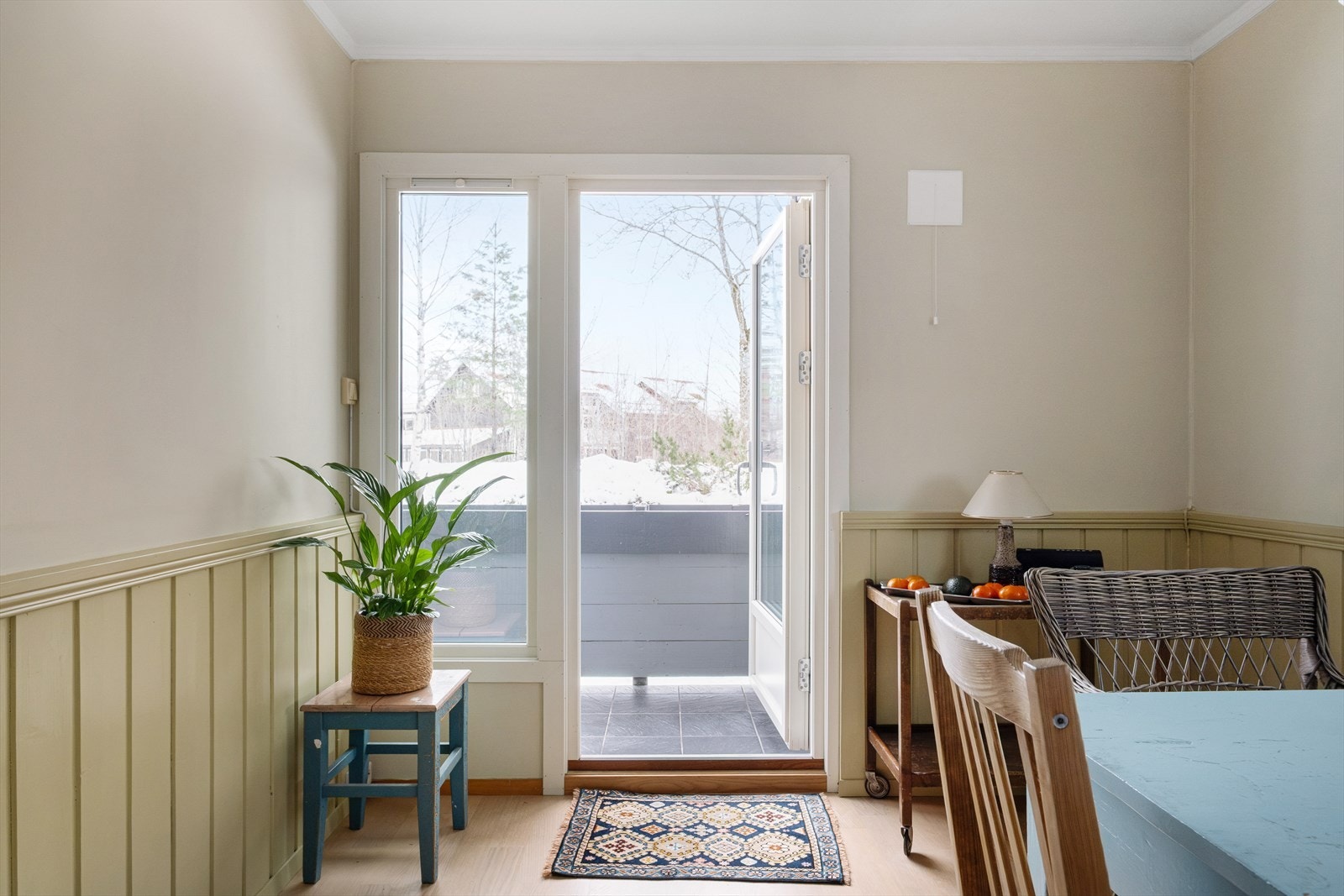 Direkte utgang fra kjøkken til balkong - nyt morgenkaffen i rolige omgivelser. Galleribilde