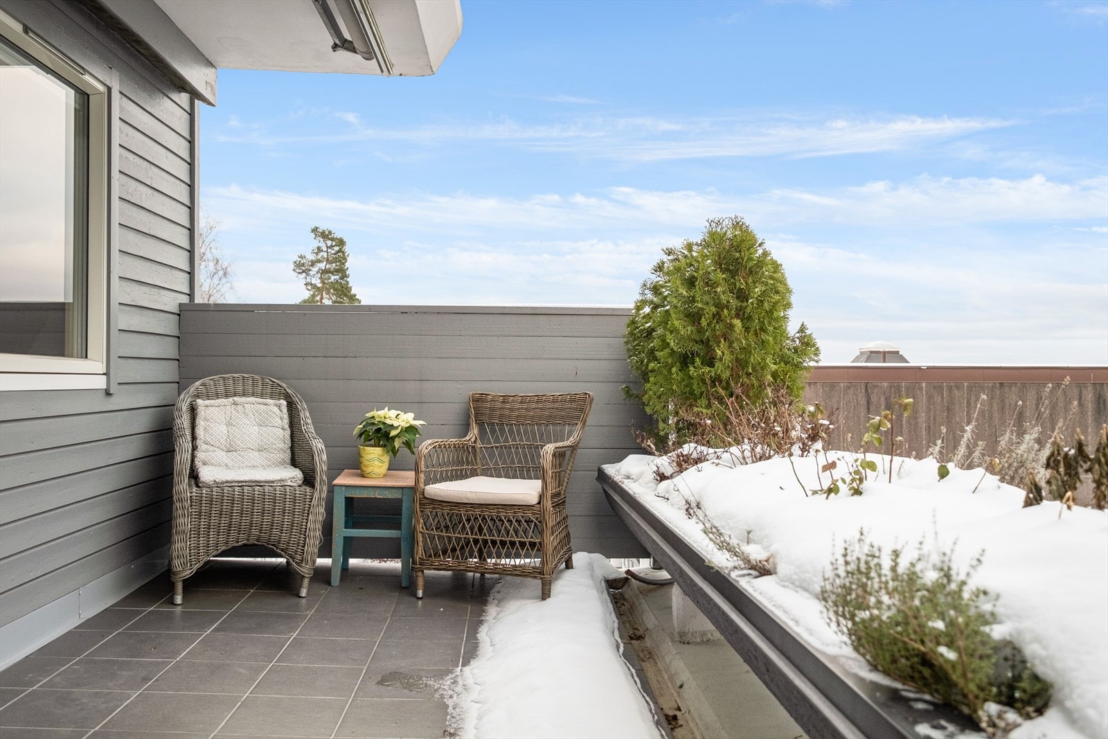 Plass til hagemøbler og grill - perfekt for sene sommerkvelder. Galleribilde