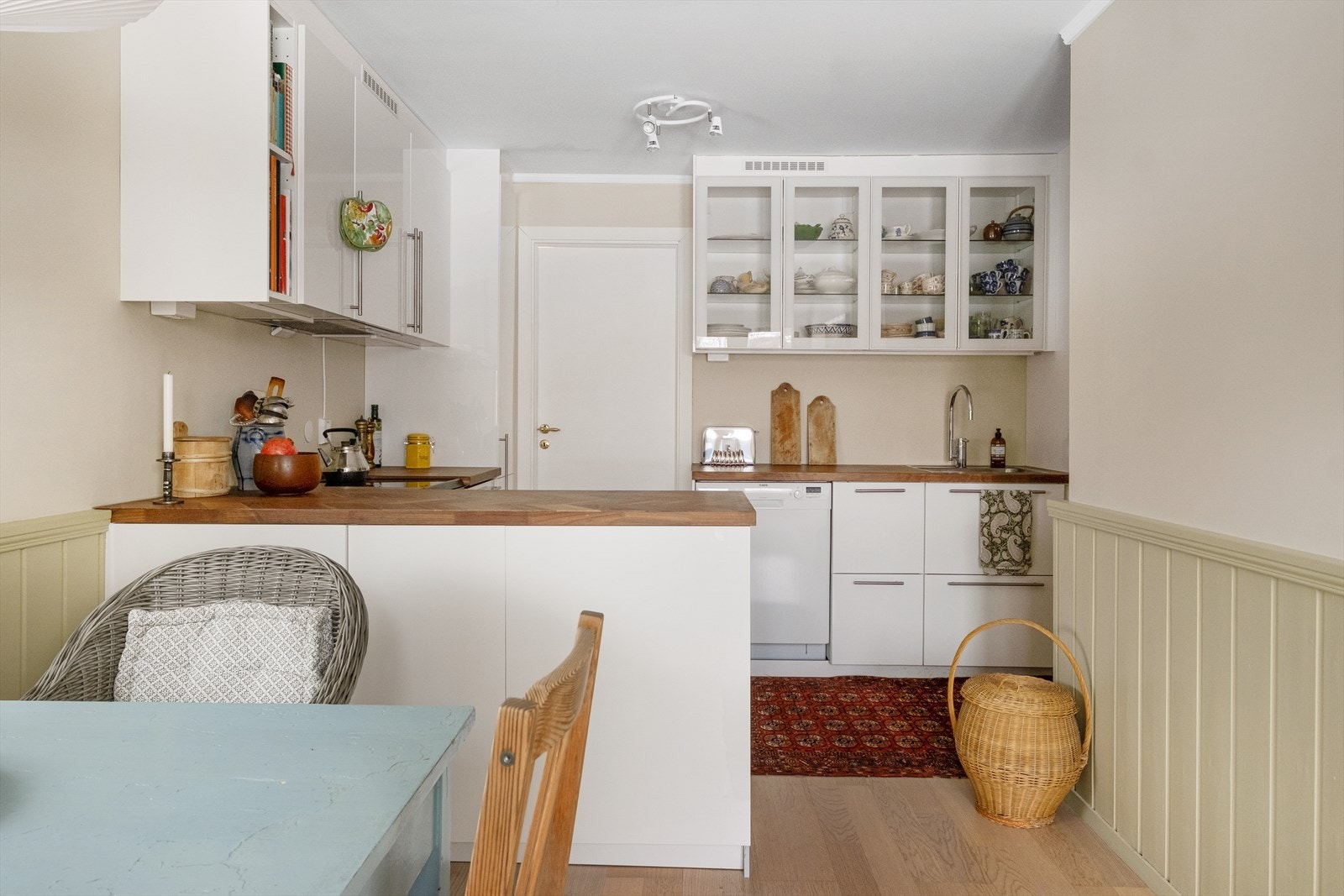 Lyst og pent kjøkken. Galleribilde