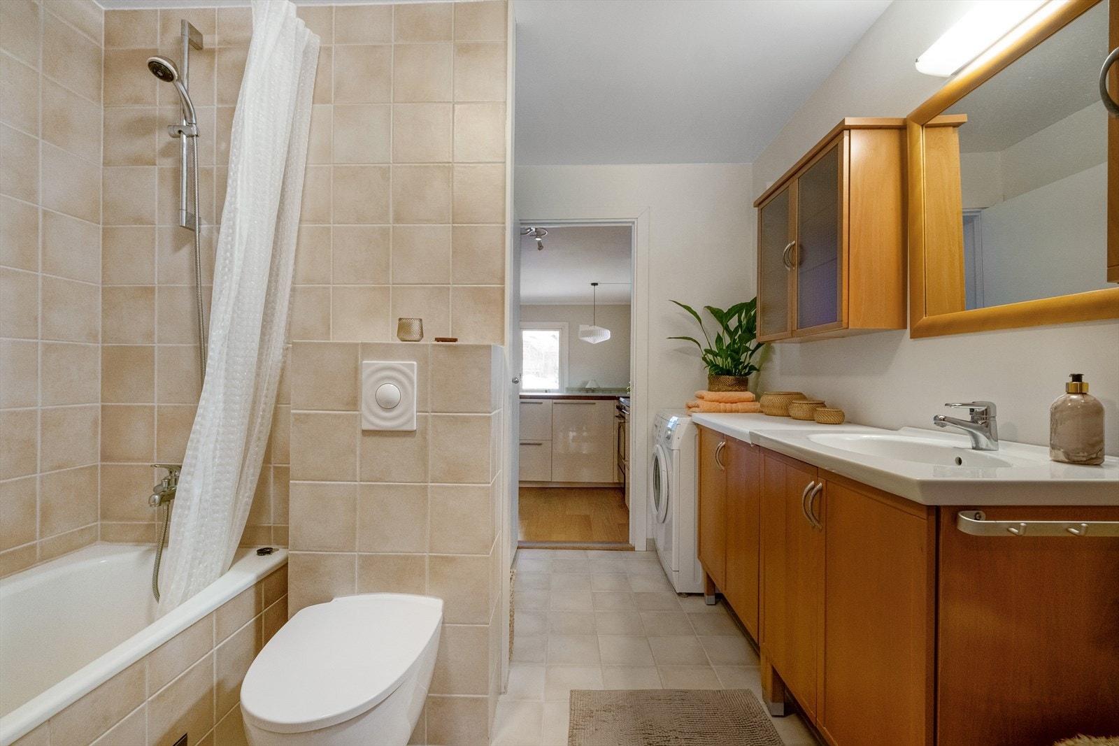 Badet er utstyrt med praktisk badekar, vegghengt toalett og rikelig med oppbevaring i skap. Galleribilde