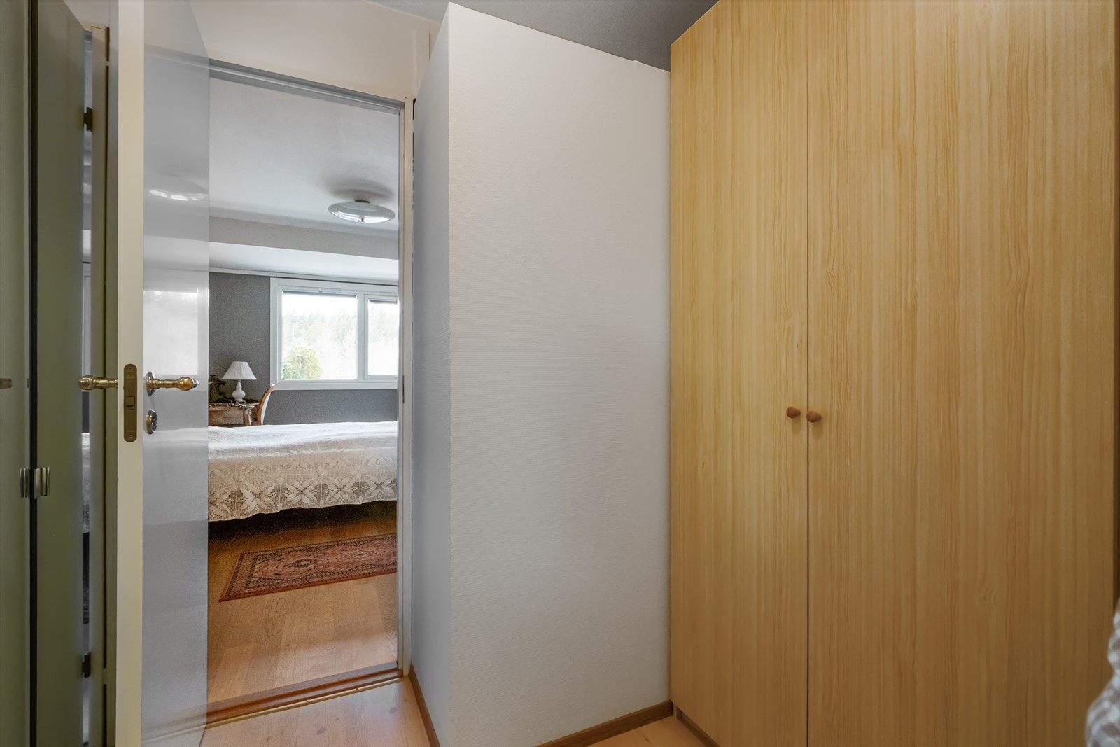 Tilknyttet soverommet er det rikelig av oppbevaringsplass i garderobeskap. Galleribilde