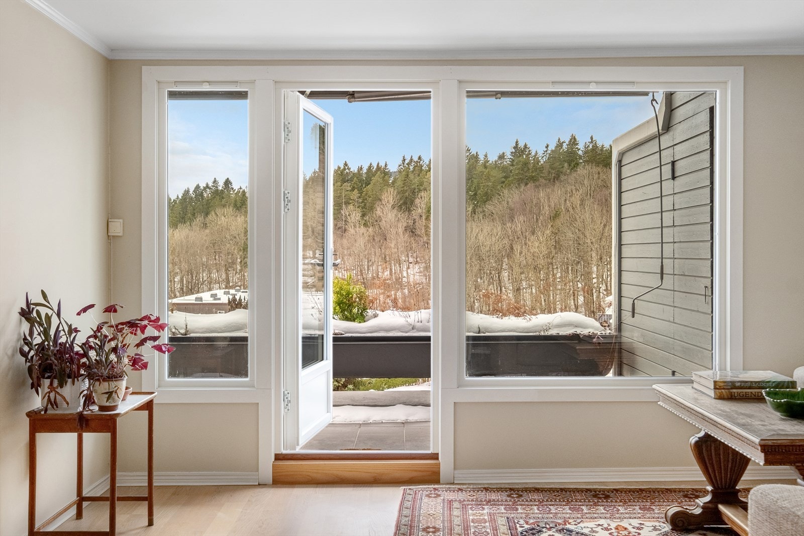 Fra stuen er det direkte adkomst ut mot en stor og solrik balkong. Galleribilde