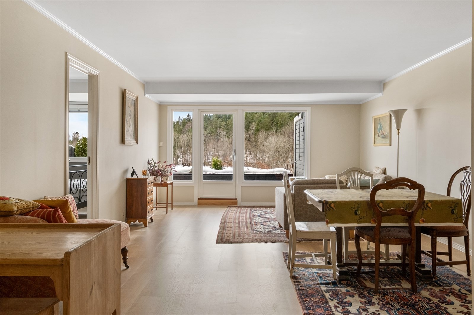 Stuen har store vindusflater som sørger for rikelige mengder med naturlig lys og god atmosfære. Galleribilde