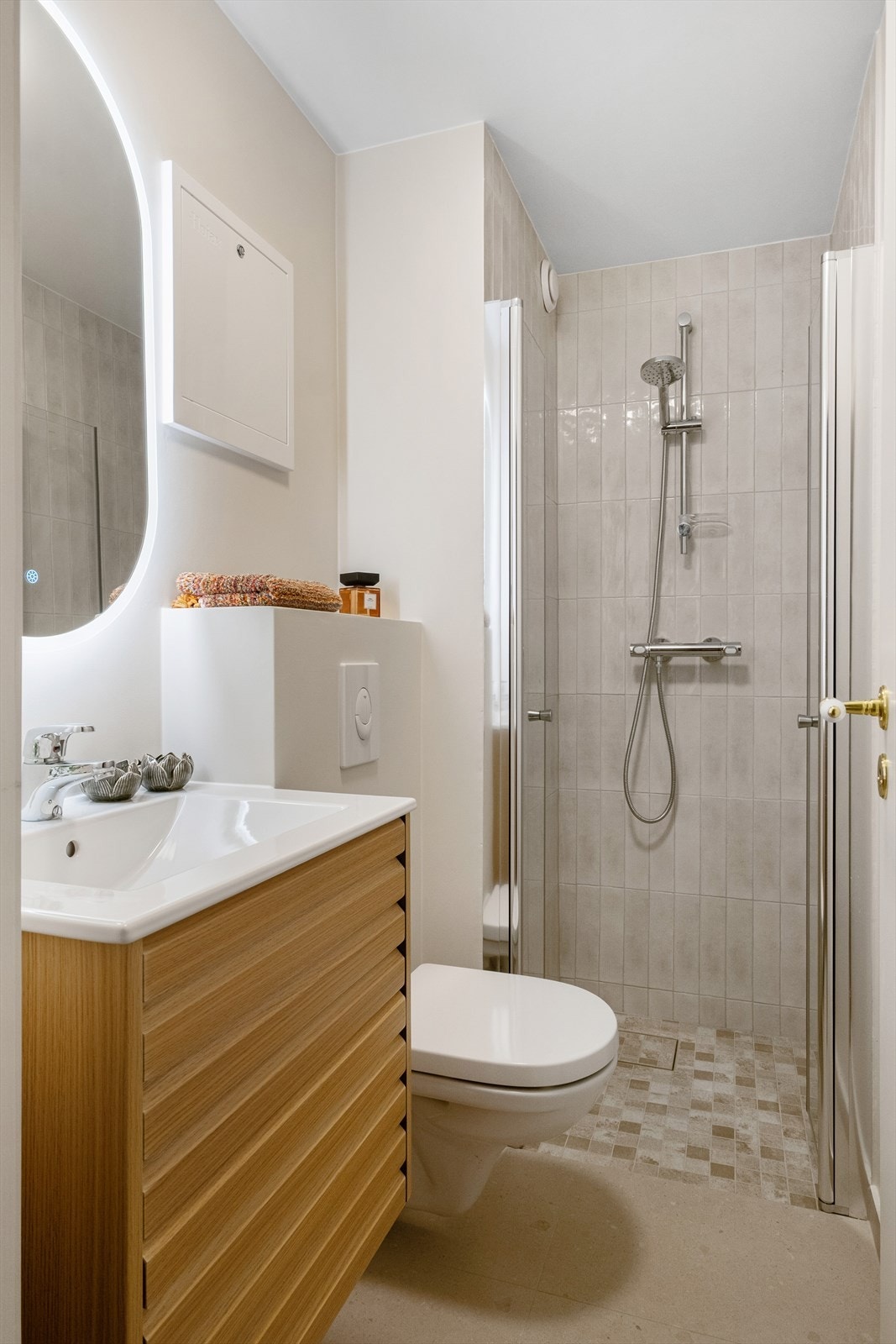 Nytt bad fra 2025 - flislagte overflater med varmekabler i gulv. Galleribilde