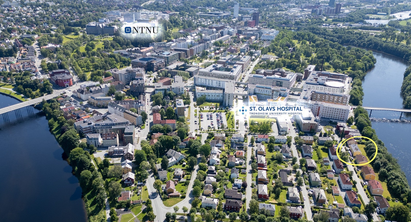 Boligen ligger i et sentralt, men rolig boligområde rett ved Nidelva. Det er kort avstand til både sentrum, St. Olavs hospital og NTNU. Galleribilde