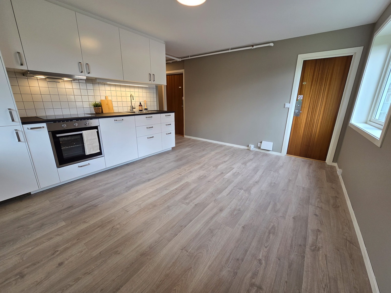 Leiligheten har mange vinduer som gir en lys og luftig romfølelse. Galleribilde