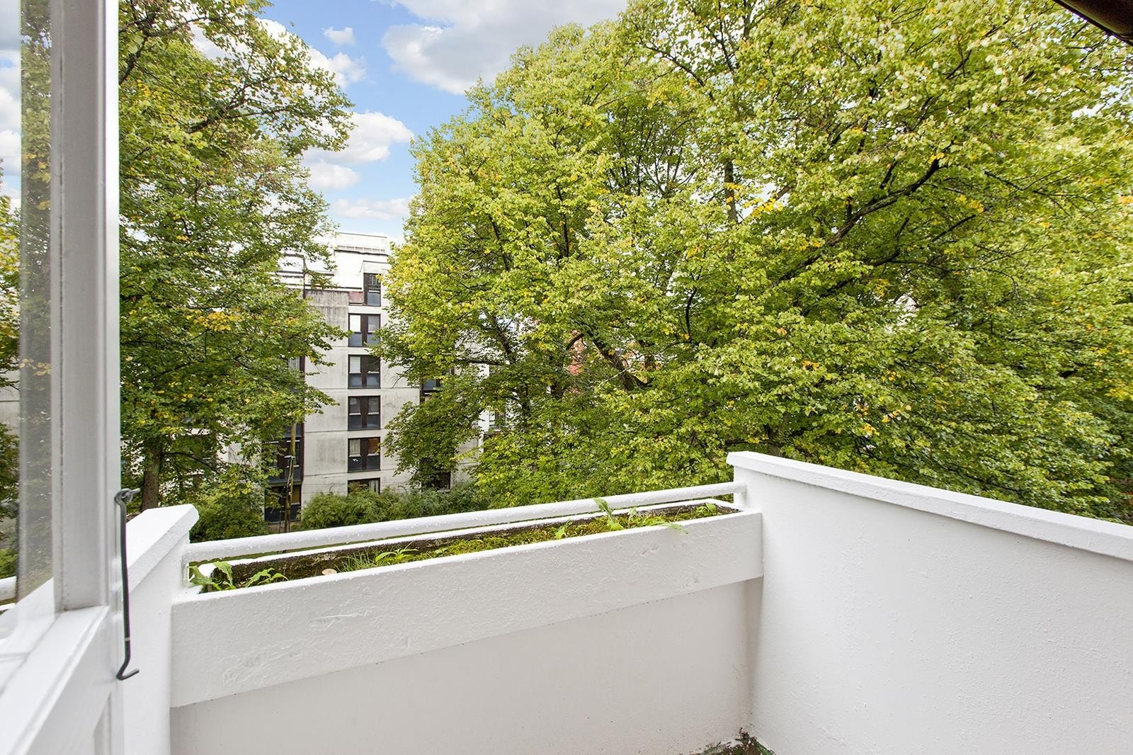 Vestvendt balkong med gode solforhold Galleribilde