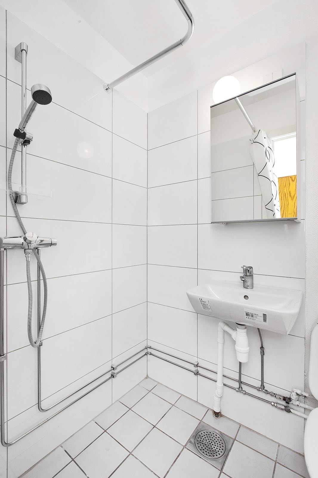 Pent flislagt bad. Fellesvaskeri i kjeller Galleribilde