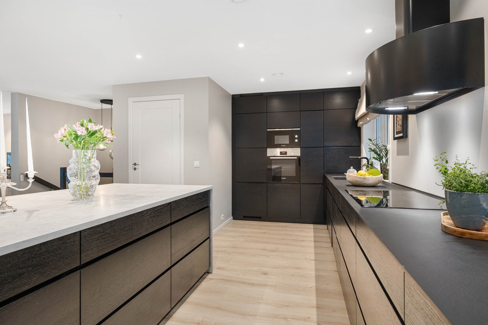 Kjøkkenet har svært godt med skapplass og integrerte hvitevarer Galleribilde