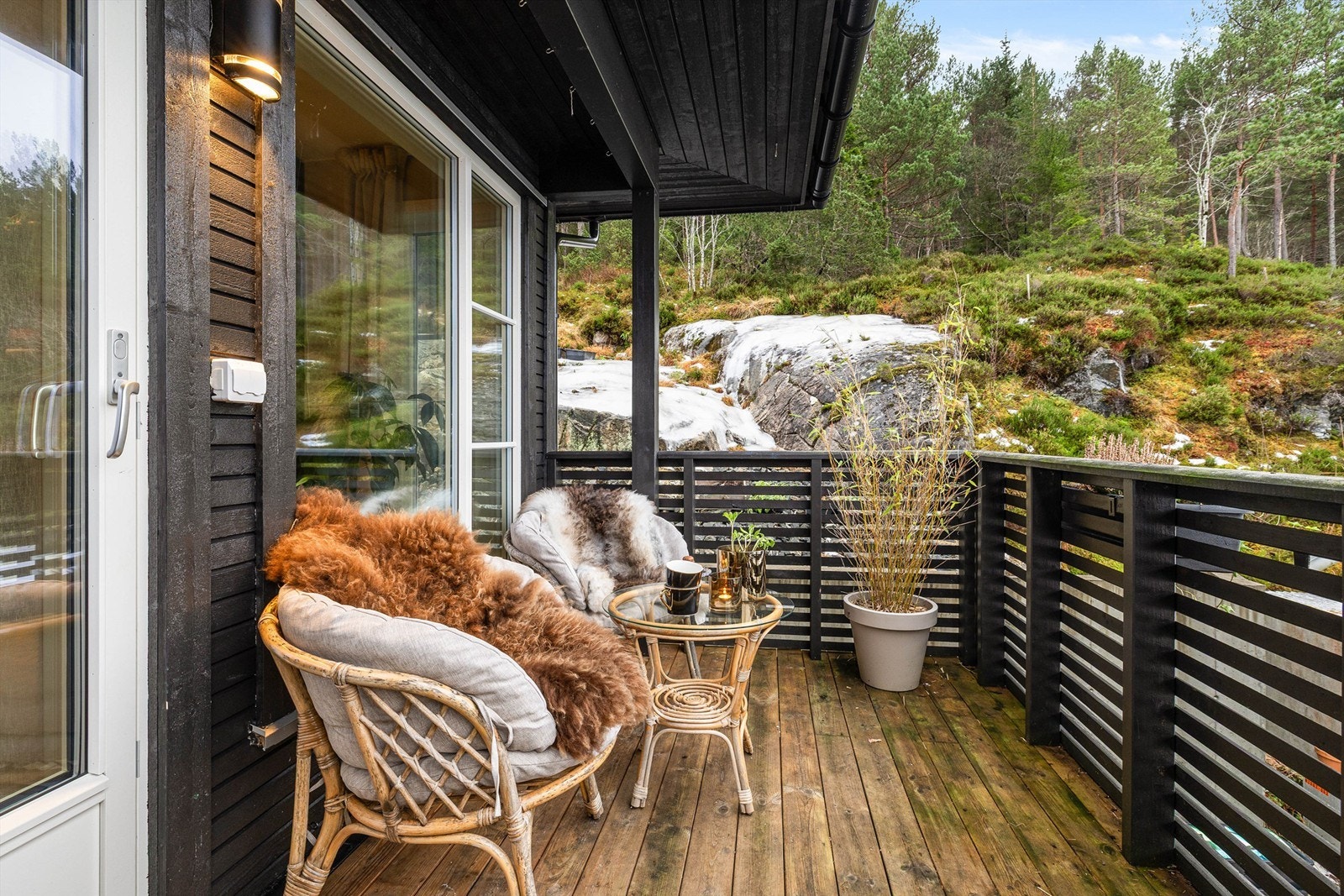 Fra stuen er det utgang til en delvis overbygd balkong Galleribilde