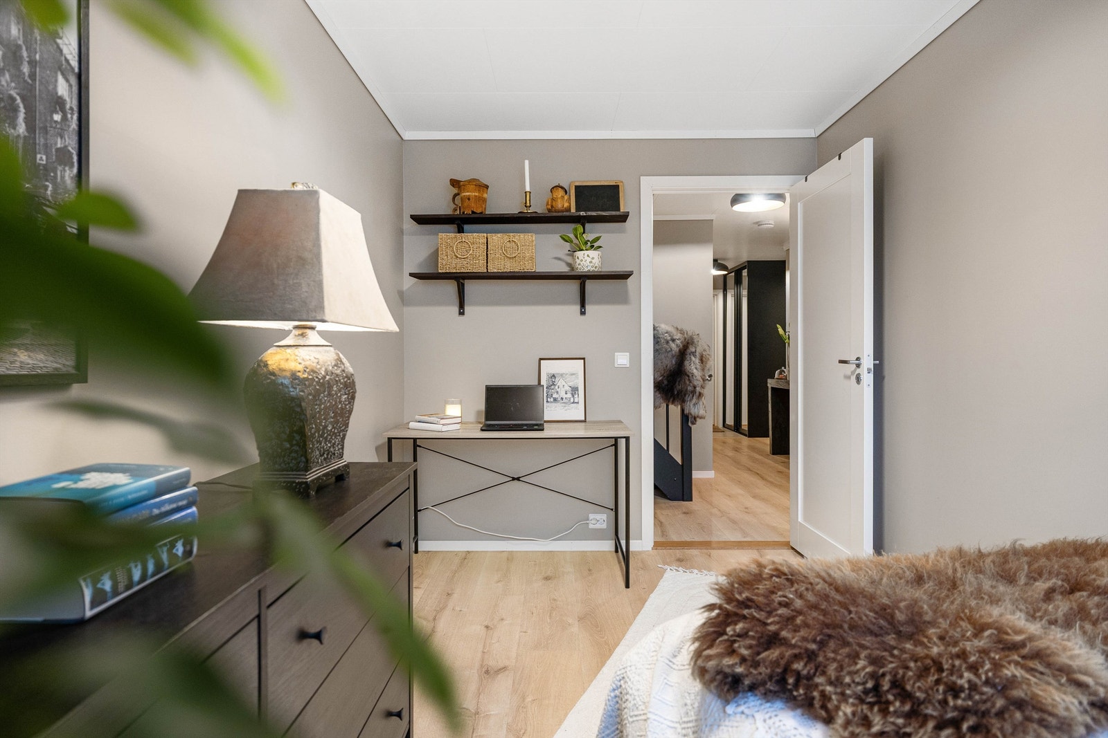 Soverom 2 med plass til hjemmekontor Galleribilde