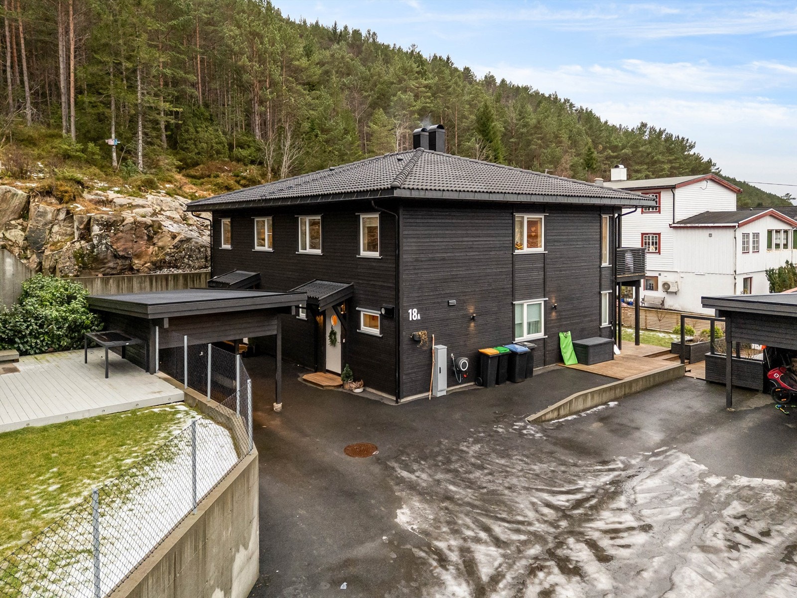 Her er både carport og asfaltert biloppstillingsplass Galleribilde