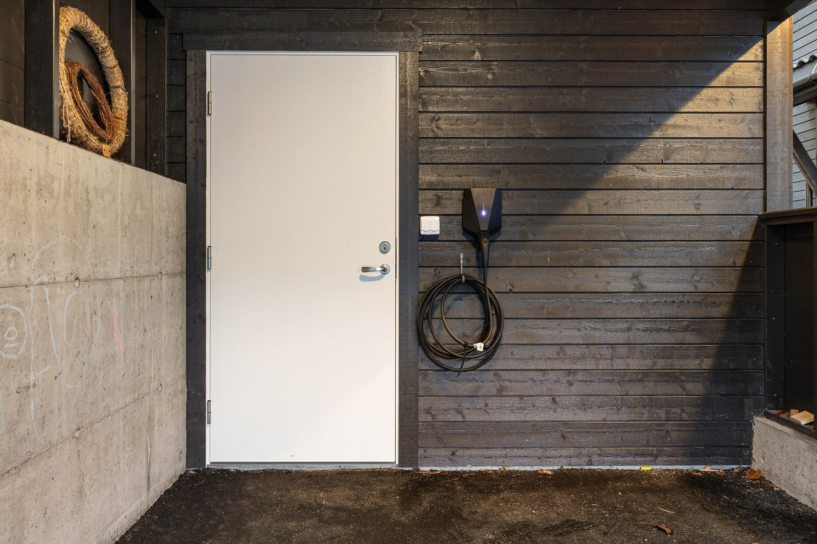 Carport med lader til elbil og bod Galleribilde