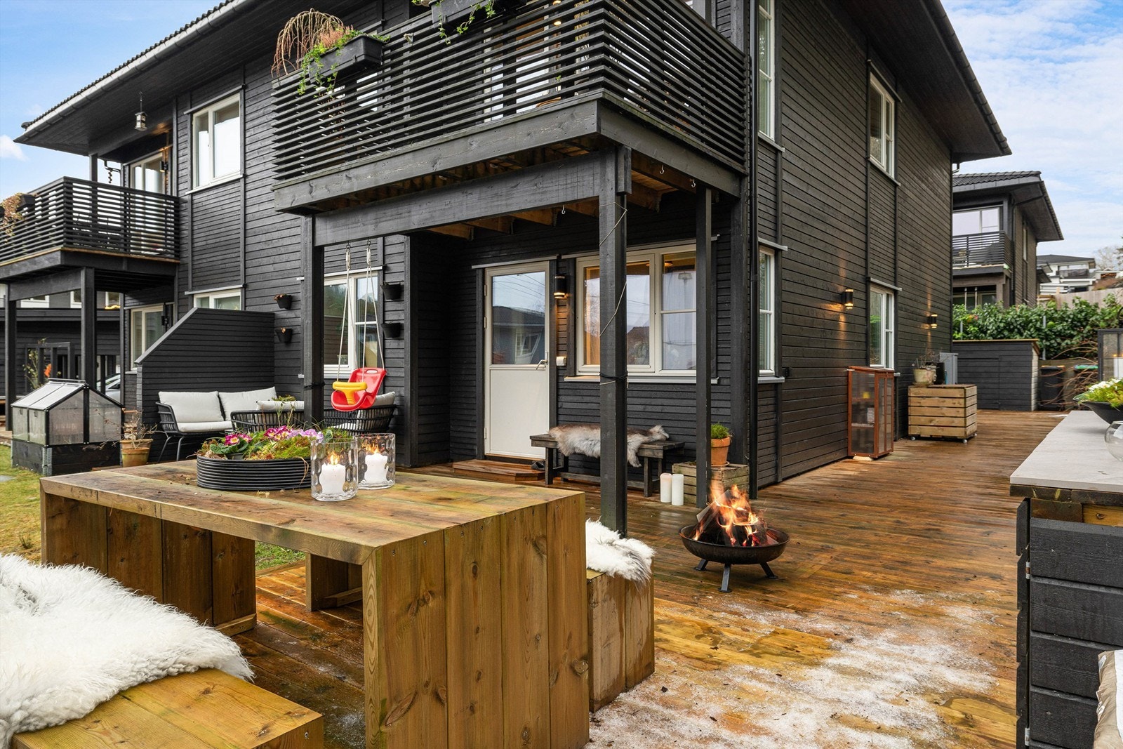 Terrassen har flere soner ypperlig for sosiale sammenkomster Galleribilde