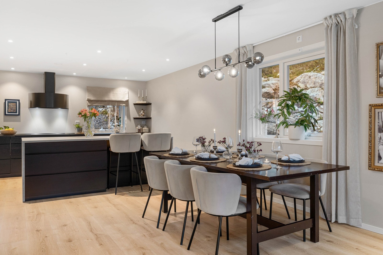 Her er det god plass til spisegruppe for et bedre måltid i godt selskap Galleribilde