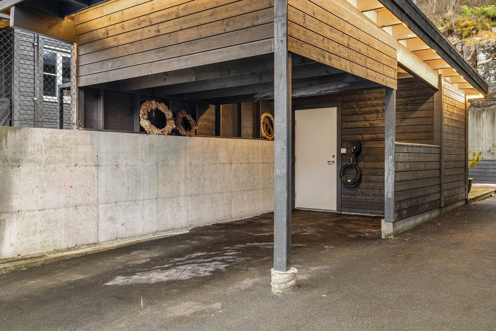 Carport med lader til elbil og bod Galleribilde