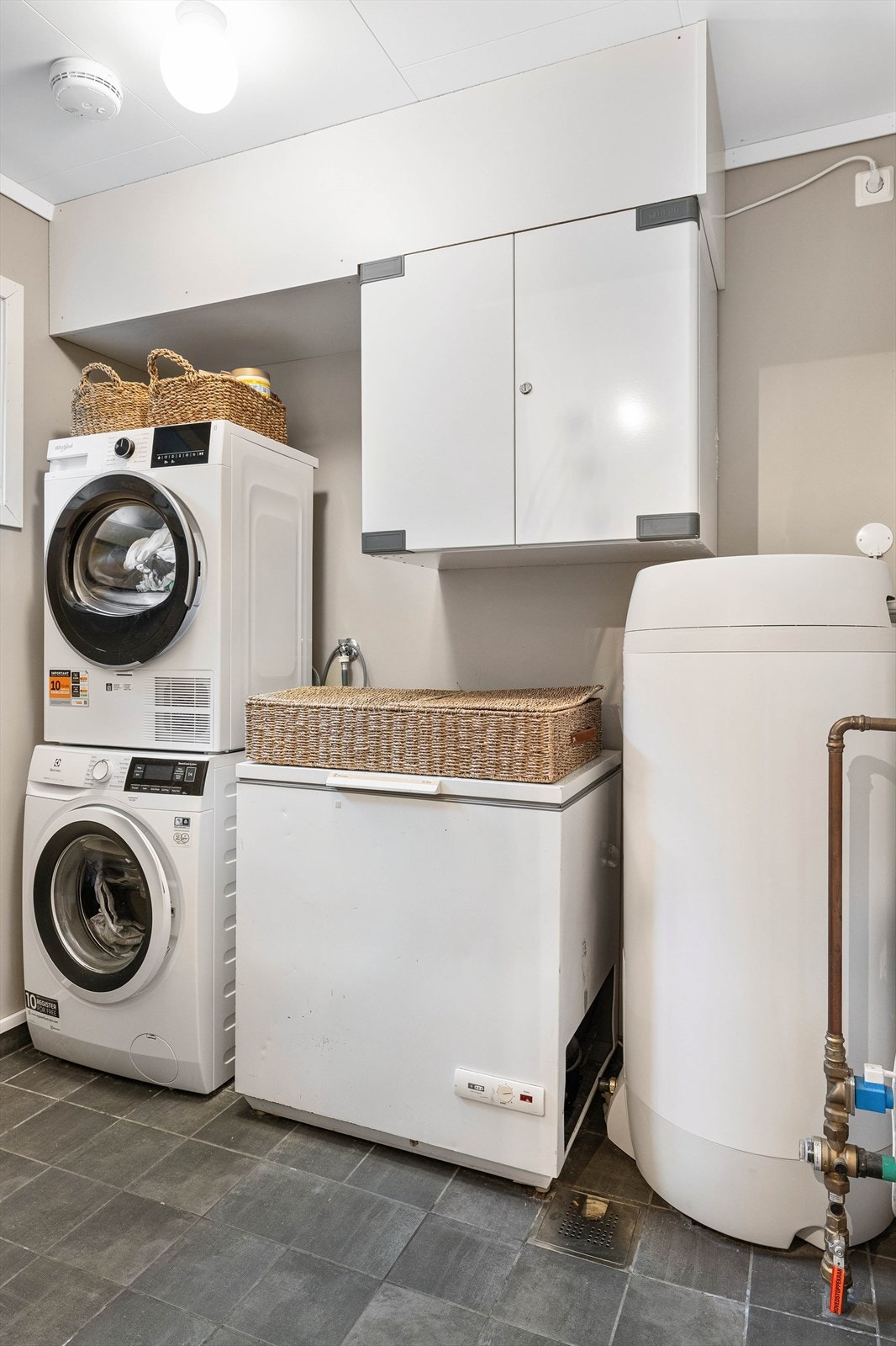 Vaskerom med opplegg for tørketrommel og vaskemaskin Galleribilde