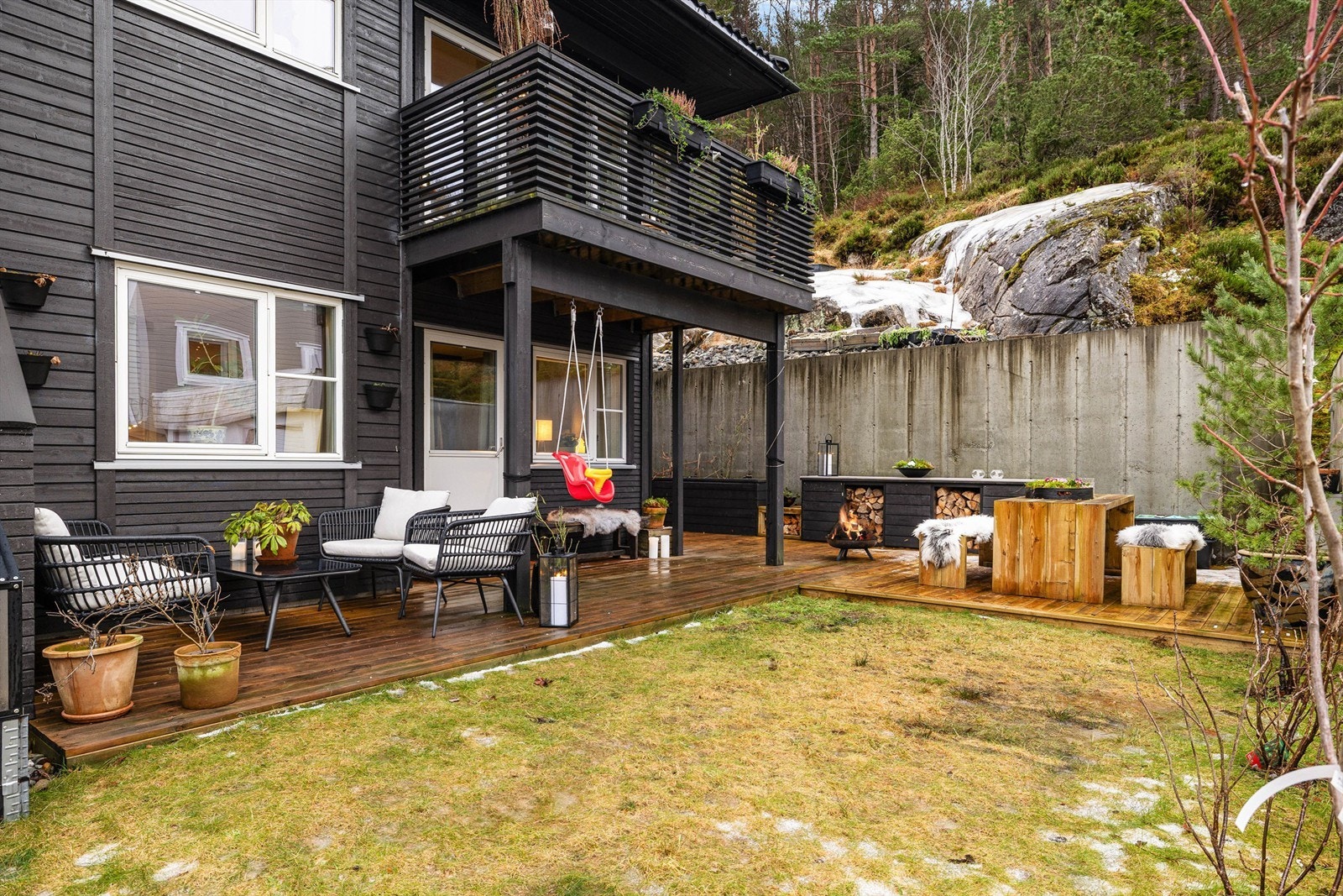 Uteområde med terrasse på hele 68 kvm og en liten hage Galleribilde