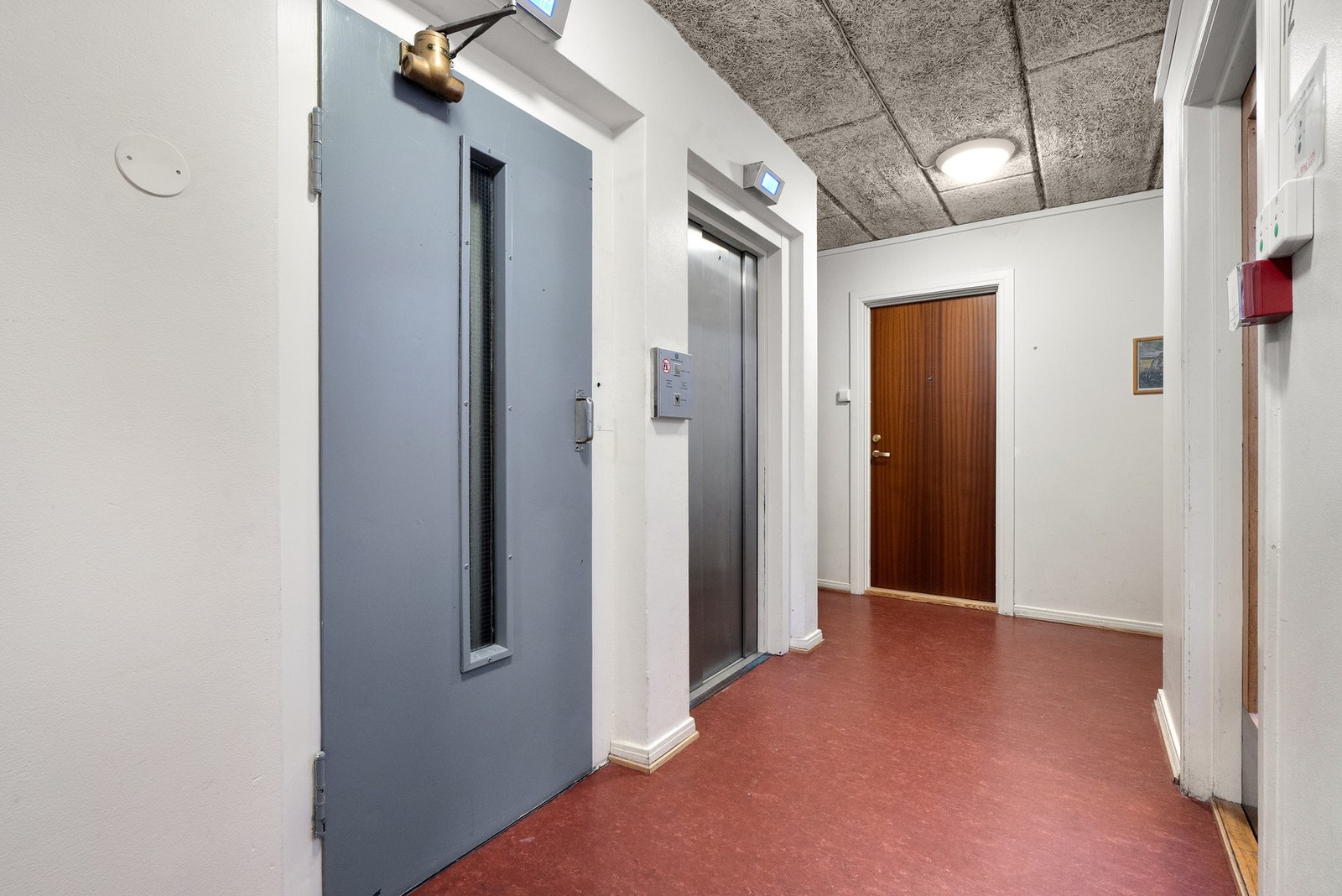 Du tar deg opp til leiligheten i byggets toppetasje (12. etasje) via felles trapperom med heis. Galleribilde