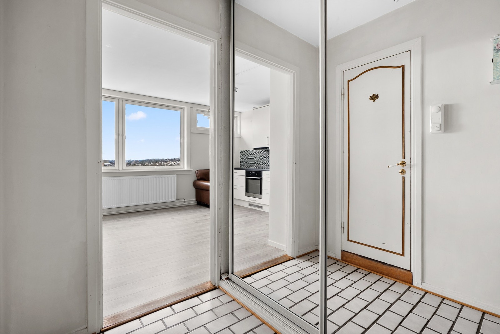 I entréen har du god oppbevaringsplass i stor plassbygget skyvedørsgarderobe med speildører. Galleribilde