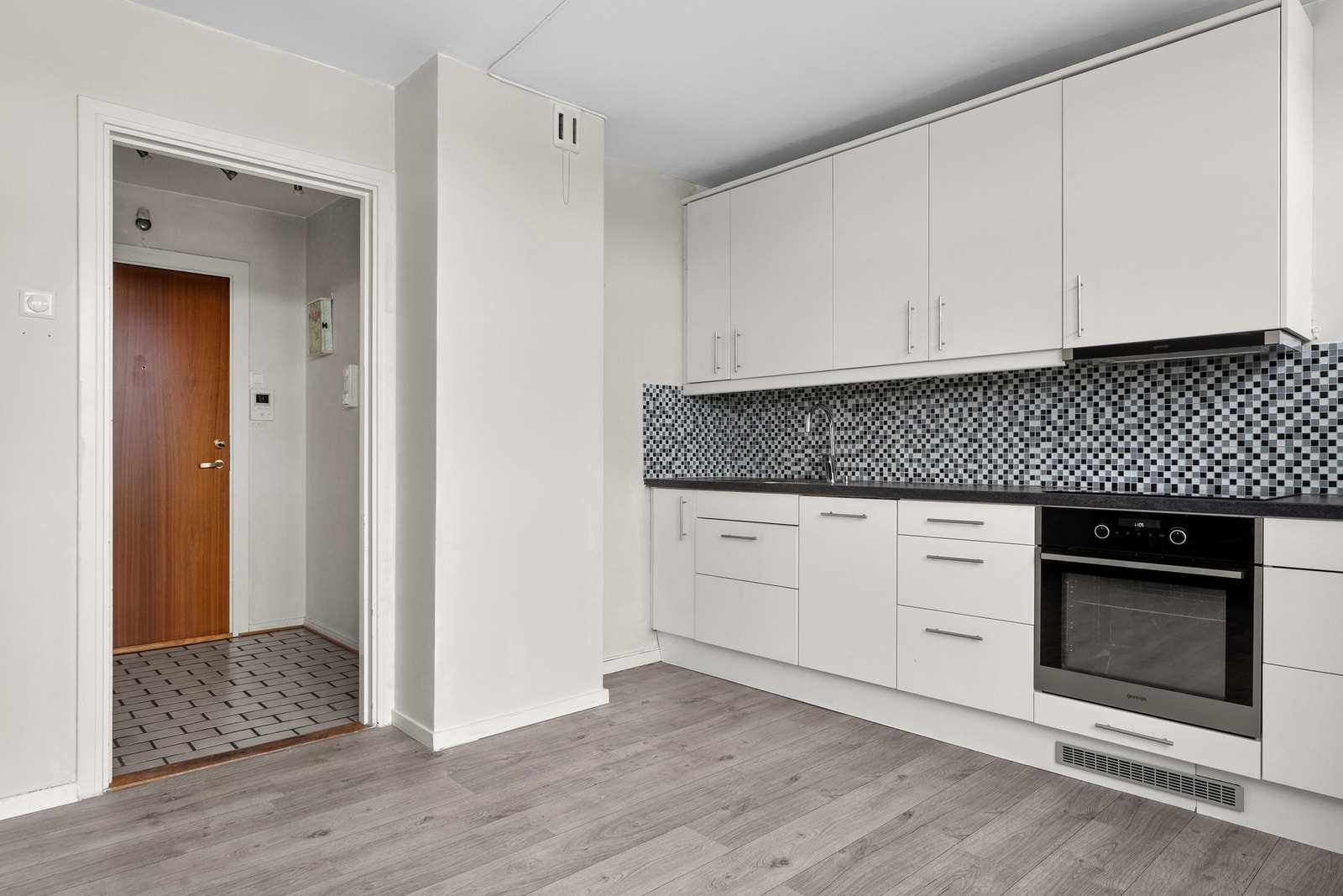 Kjøkkenet ligger i en fin og sosial åpen løsning med stuen. Galleribilde